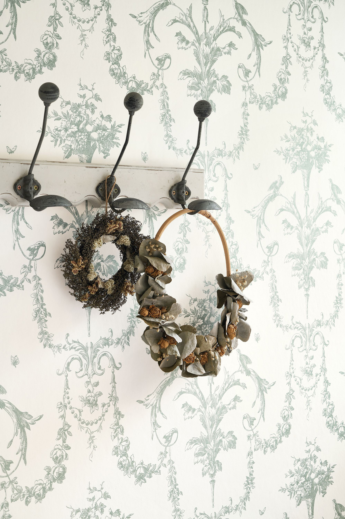 Papier peint Corne d'Abondance vert sauge irisé  - Les Belles Toiles De Jouy de Casadéco | Réf. LBTJ87927323