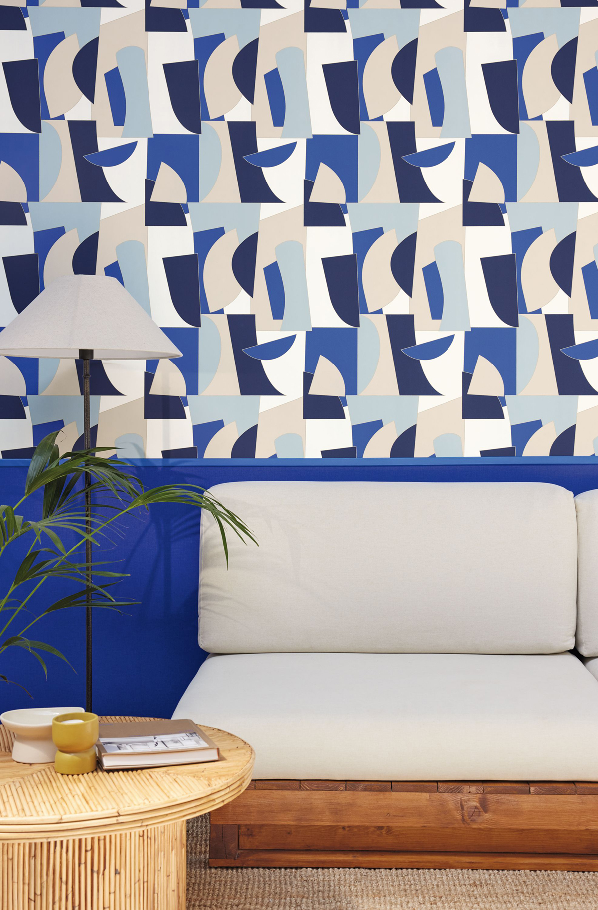 Papier peint Graphique Figures bleu électrique doré - Outlines de Casélio | Réf. OTLS105011633