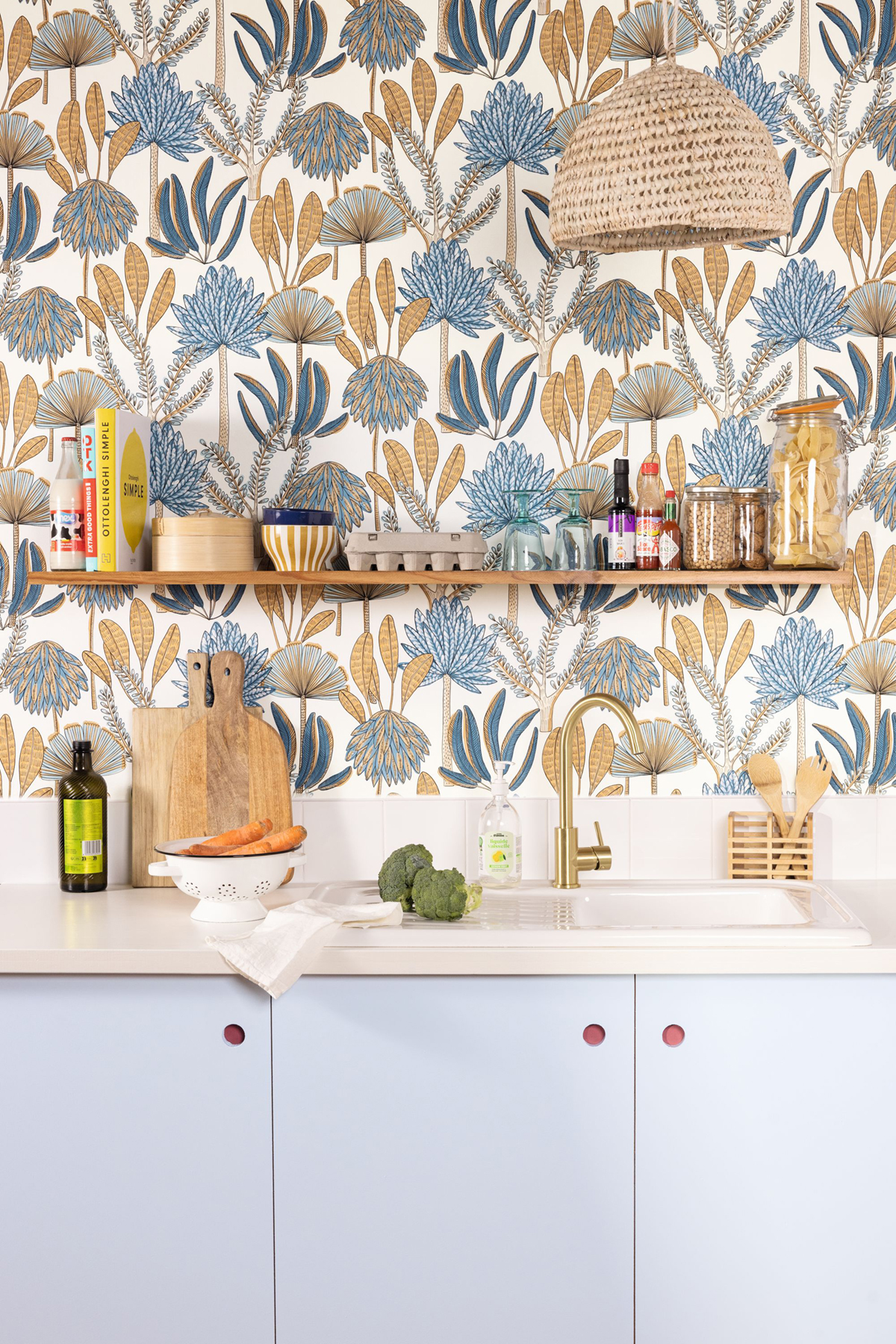 Papier peint Feuillages Jungle Bali bleu camel - Stay Wild de Casélio | Réf. WILD104930637