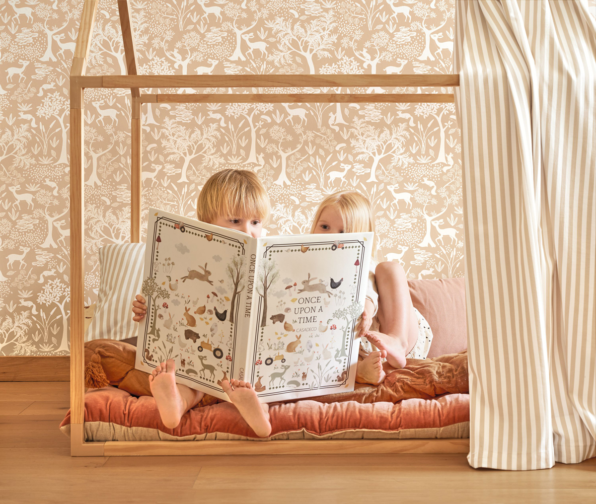 Papier peint Forêt Animaux Poetic beige - Once Upon A Time de Casadéco AMB4 | Réf. OUAT88262597