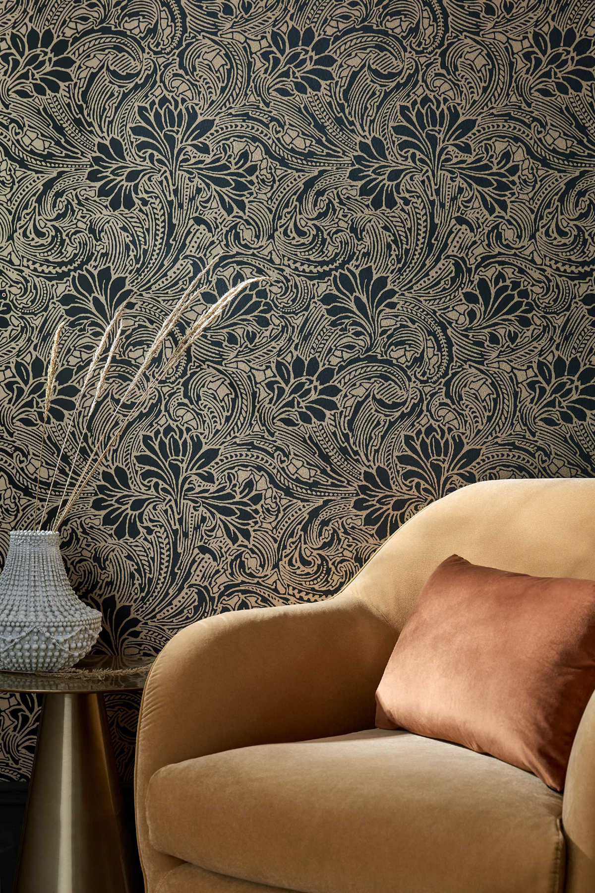 Papier peint Fleur Baroque Eden noir doré - V&A Decorative Papers d'Initiales | Réf. INI-31117304