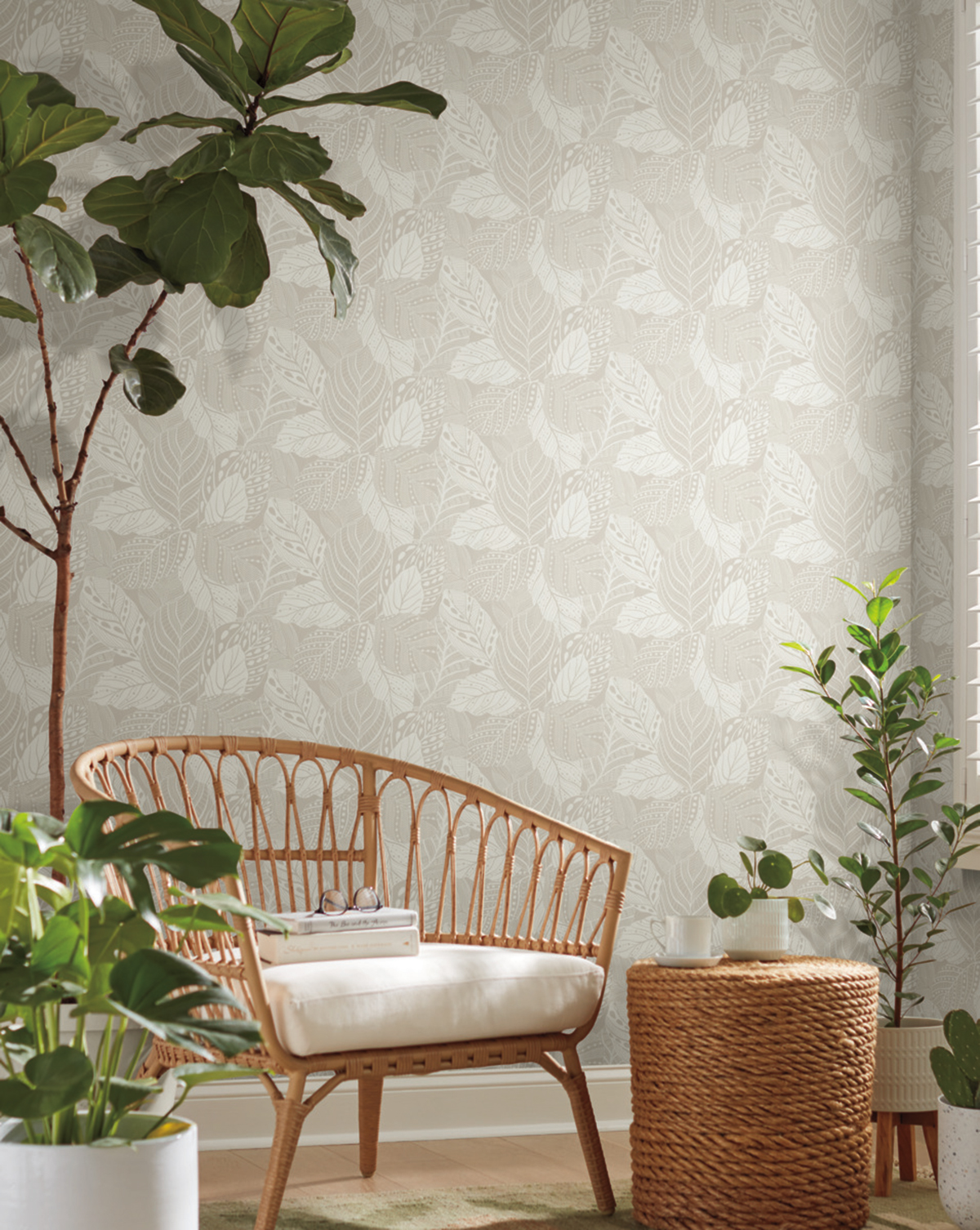 Papier peint Feuille de Vigne Graphique taupe métallisé - Greenhouse de York (Initiales) | Réf. INI-GO8222