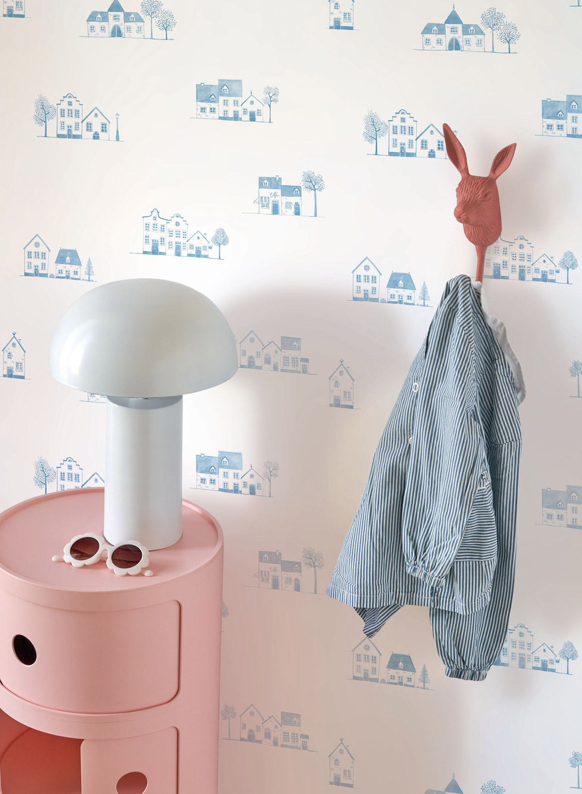 Papier peint Maison Walk in the Village bleu doux - Once Upon A Time 2 de Casadéco | Réf. OUTD200846611