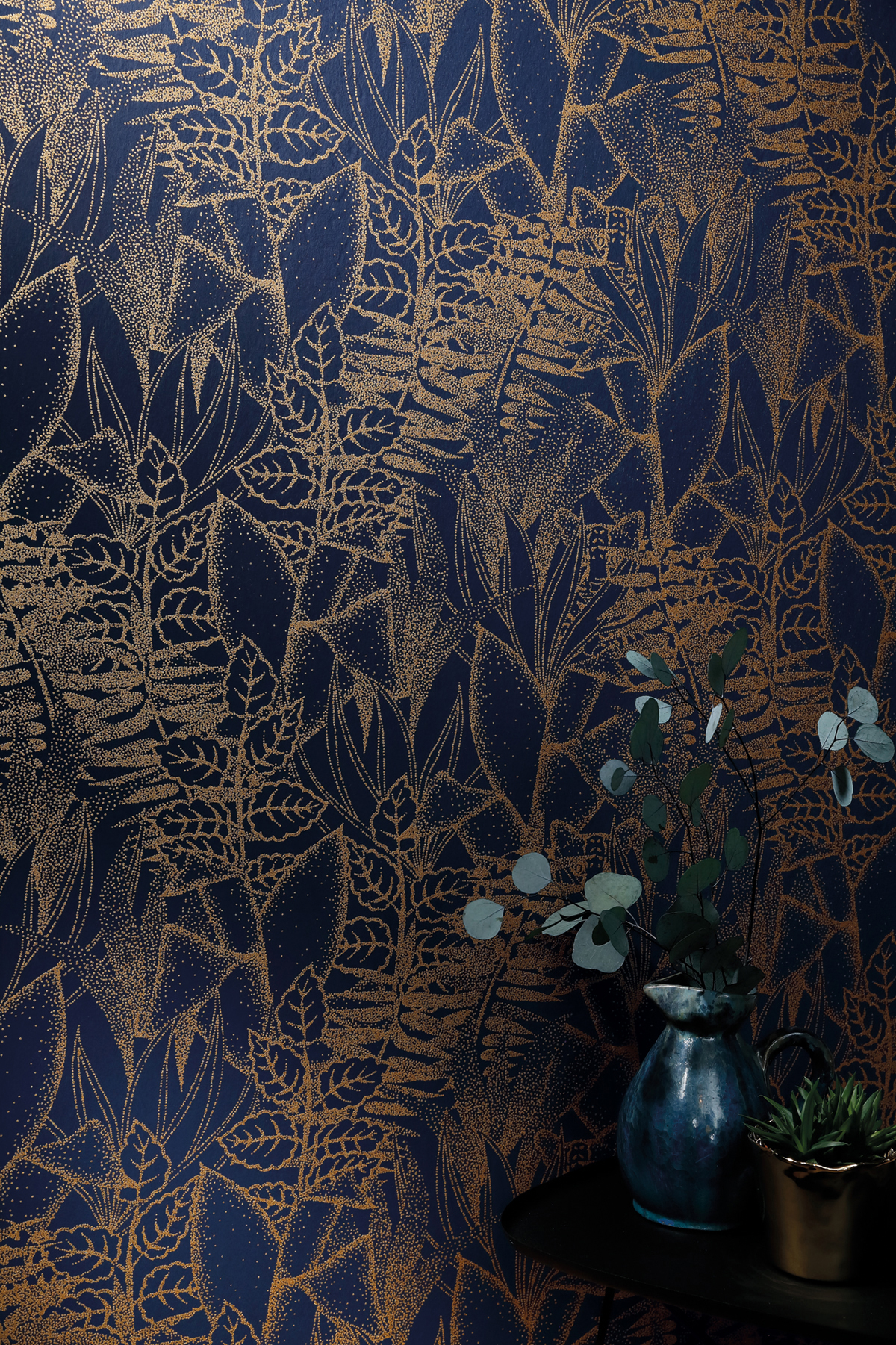 Papier peint Feuillage Altaica bleu nuit - Orphée de Casamance AMB | Réf. CAS-74710814