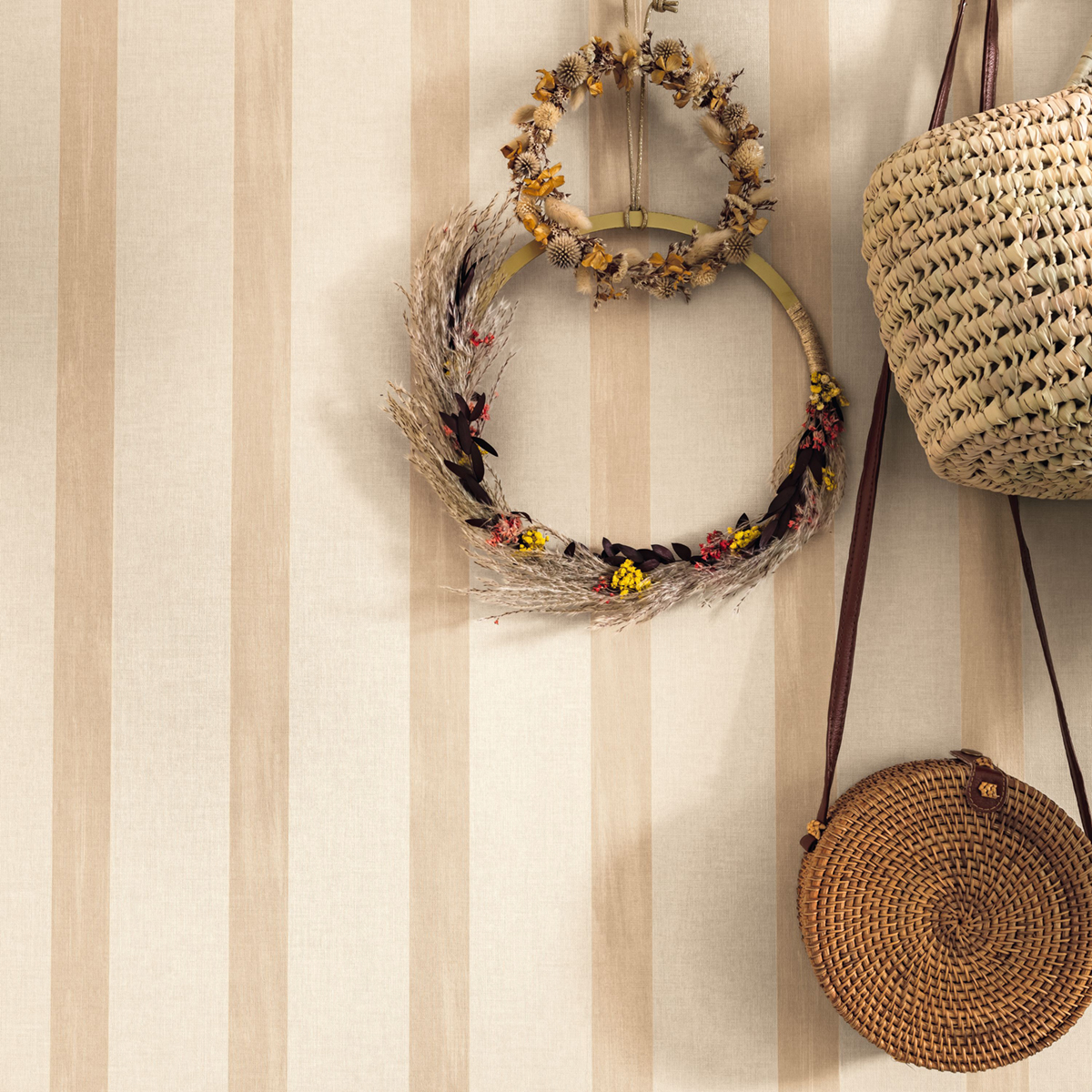 Papier peint Rayure Cyrène beige sable - Danae de Casélio AMB2 | Réf. DAE103661010