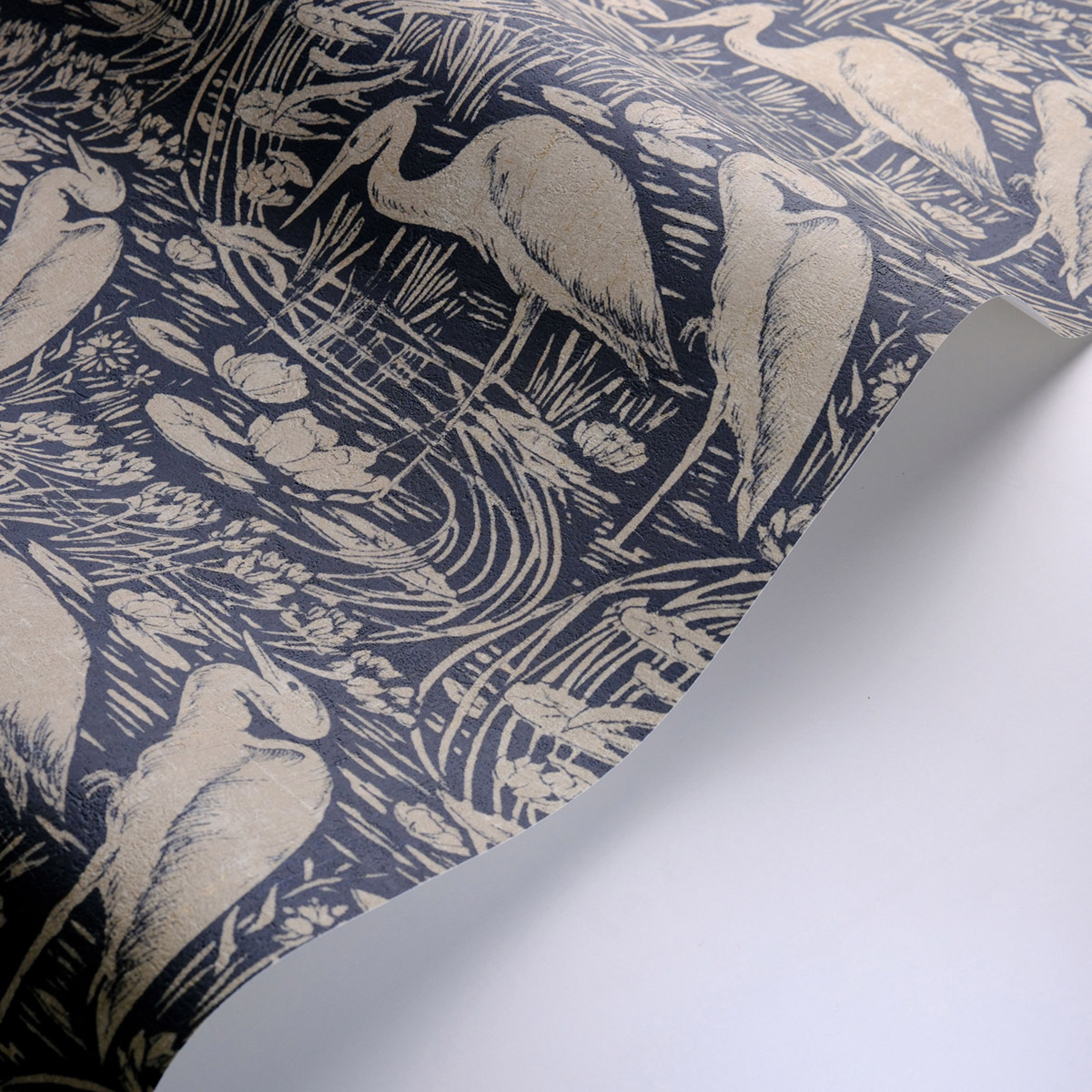 Papier peint Oiseaux Héron Euphrate ardoise beige - Babylone de Casadéco AMB5| Réf. BBLN89736500