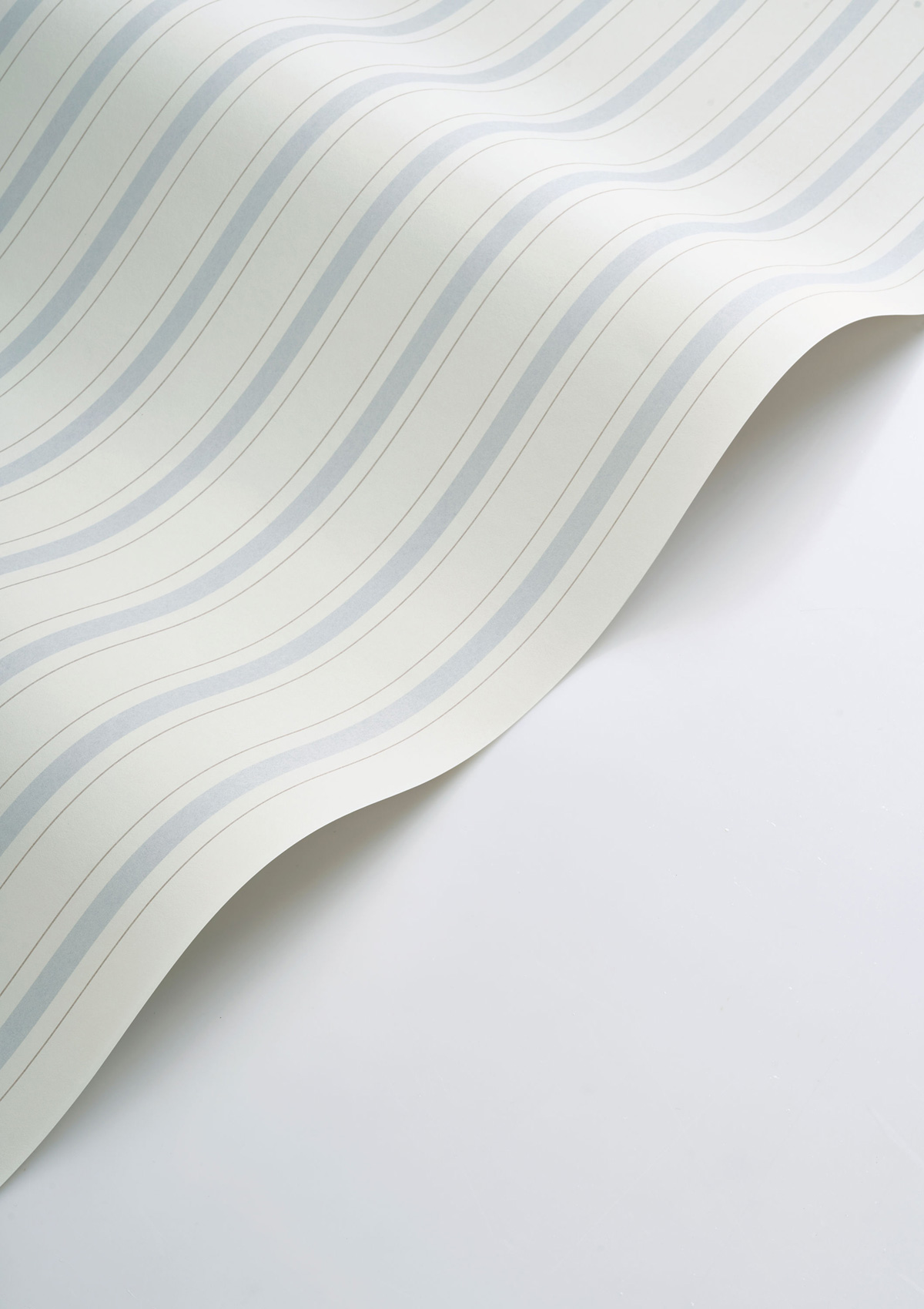 Papier peint Rayure Baroque bleu doux - Les Belles Toiles De Jouy 2 de Casadéco VAGUE | Réf. BTJD81576103