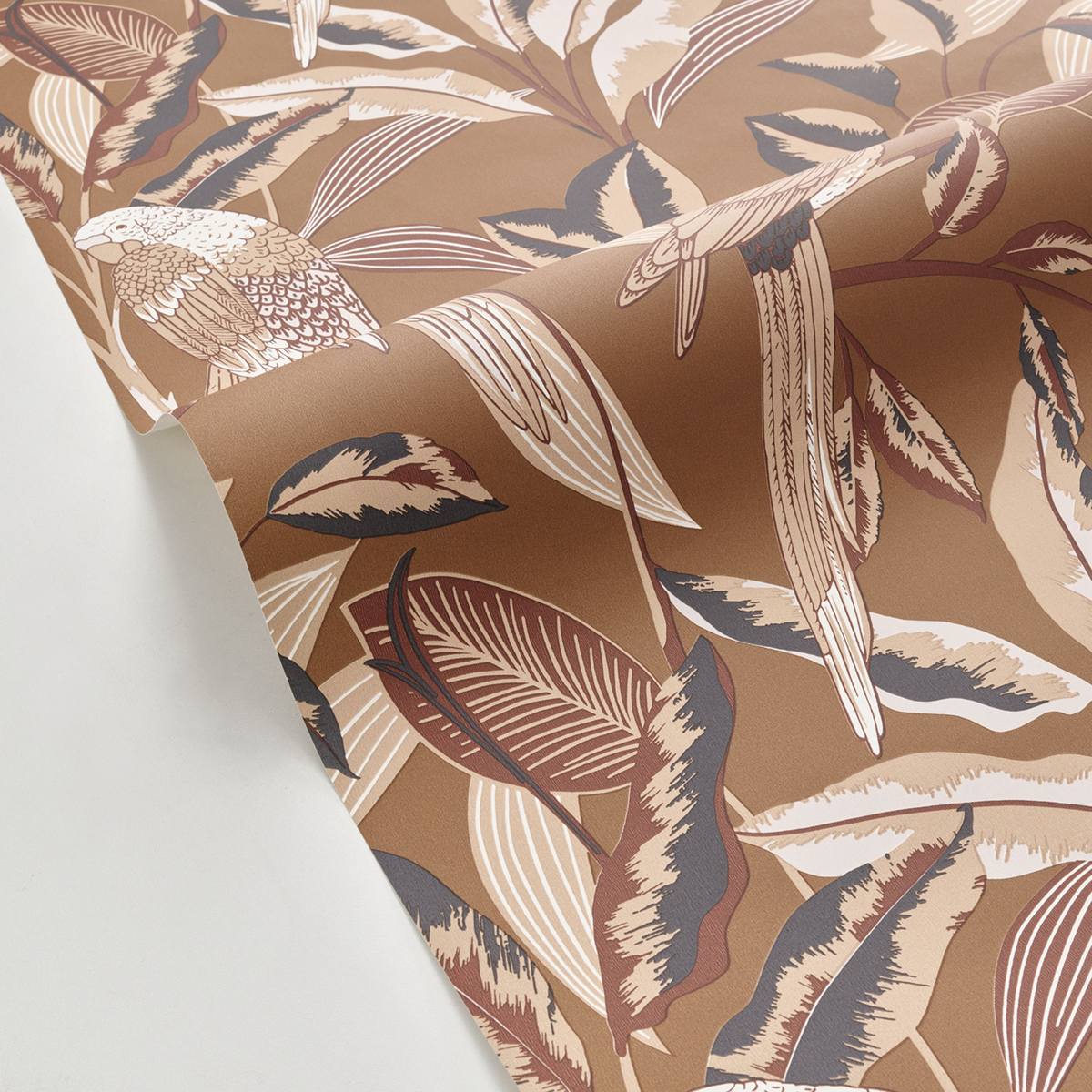 Papier peint Jungle Perroquet Gary caramel terracotta - Golden Age de Casélio AMBV | Réf. GAG103792903