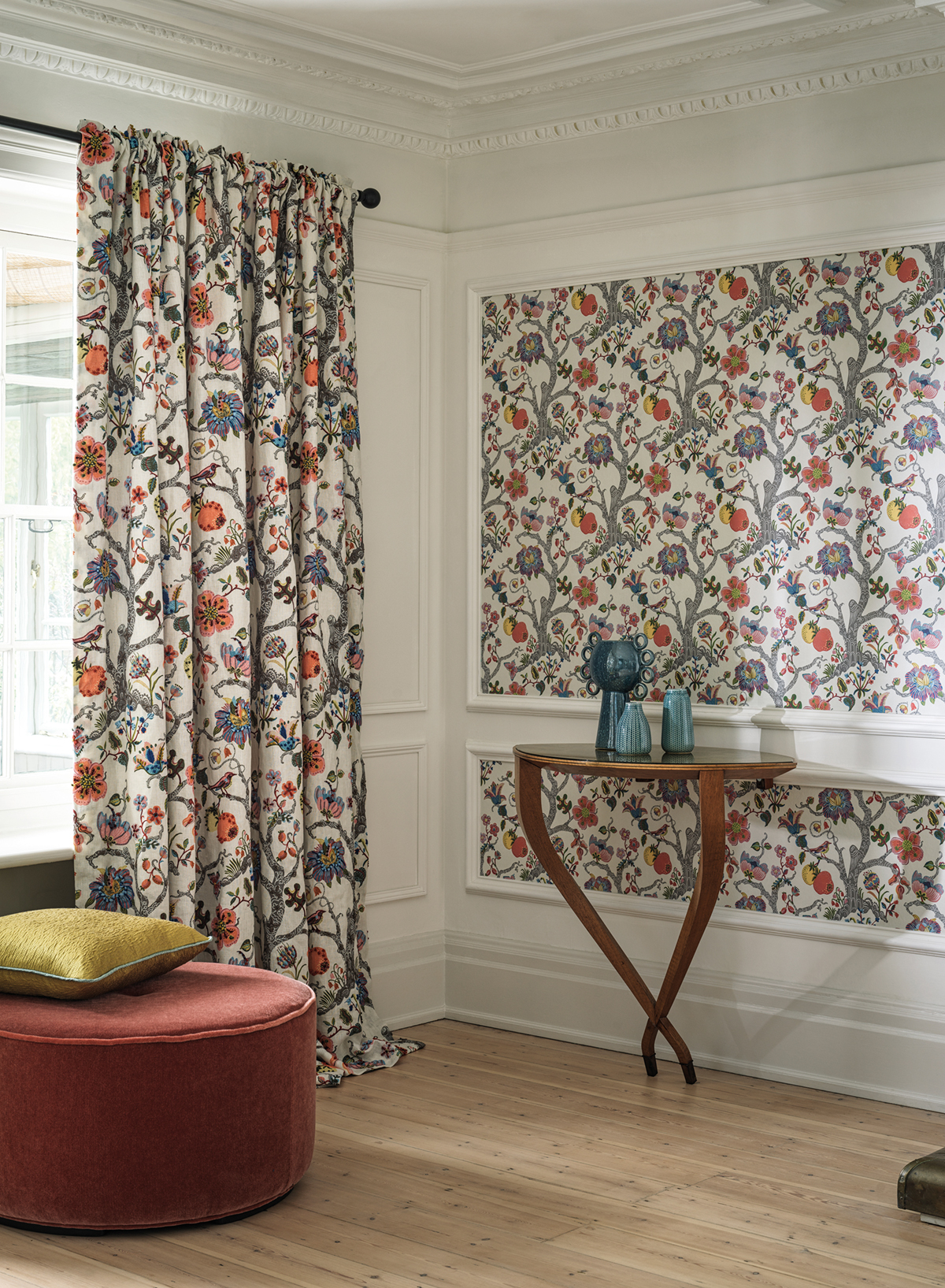 Papier peint Forêt Fleur Puzzlewood rose - Rhapsody d'Osborne & Little AMB3 | Réf. OSB-W7818-01