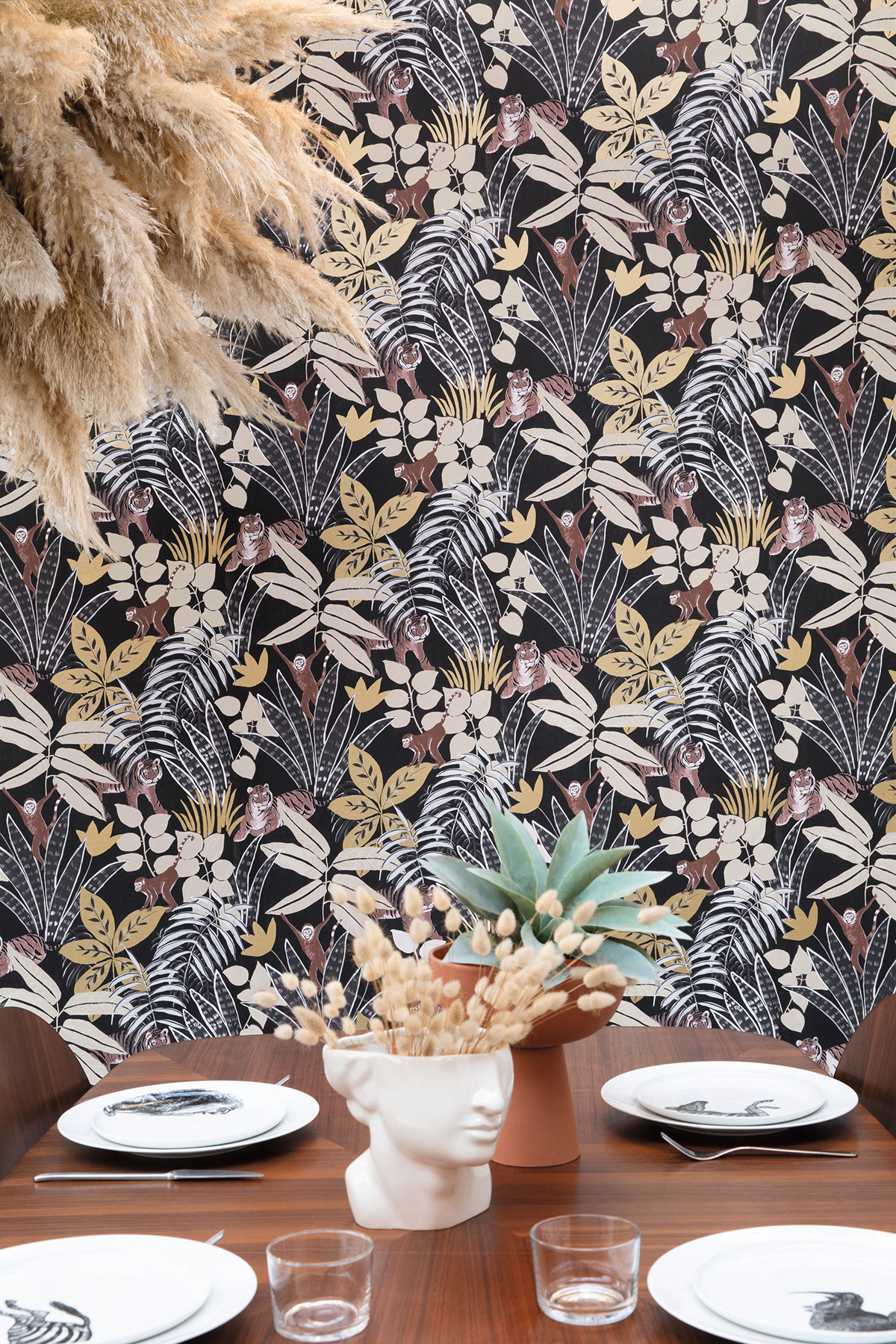 Papier peint Tropical Aventure noir et marron - L'escapade de Casélio AMB | Réf. EPA102319248