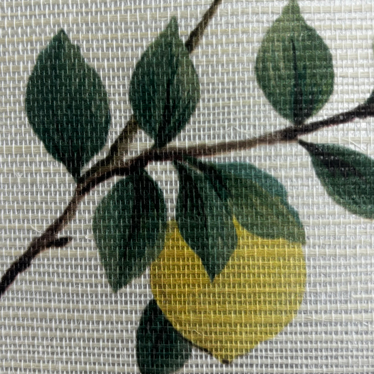 Papier peint panoramique Fleurs Vintage Grasscloth argenté - Daisy Bennett d'Initiales AMBZ | Réf. INI-DB32808M