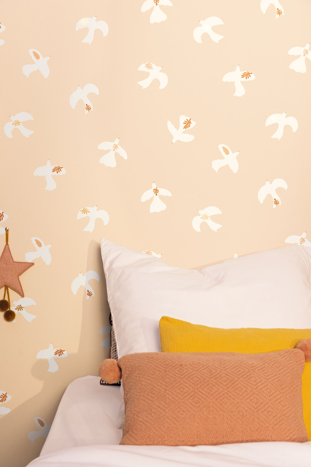 Papier peint Colombe Oiseau beige rosé - Let's Go Girls! de Casélio AMB2 | Réf. LGG104504015