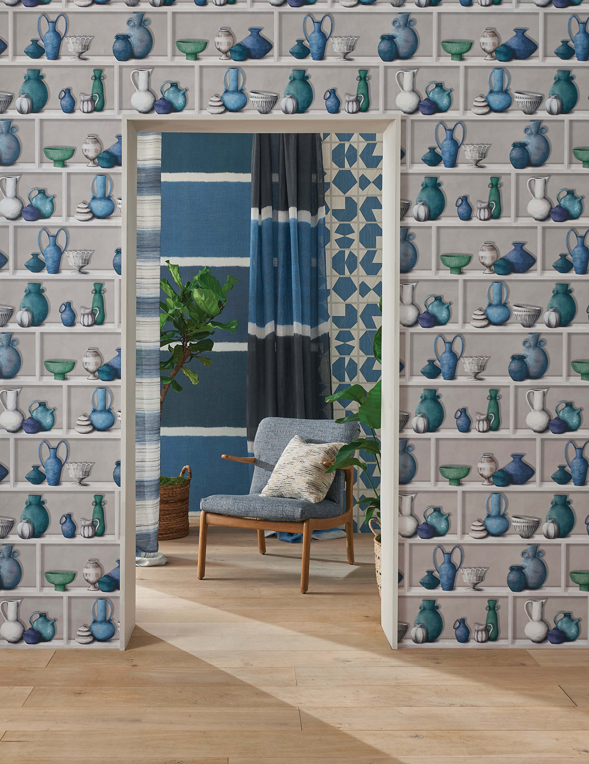 Papier peint Trompe l'Oeil Vase vert et bleu - Kanoko d'Osborne & Little | Réf. OBS-W7560-01