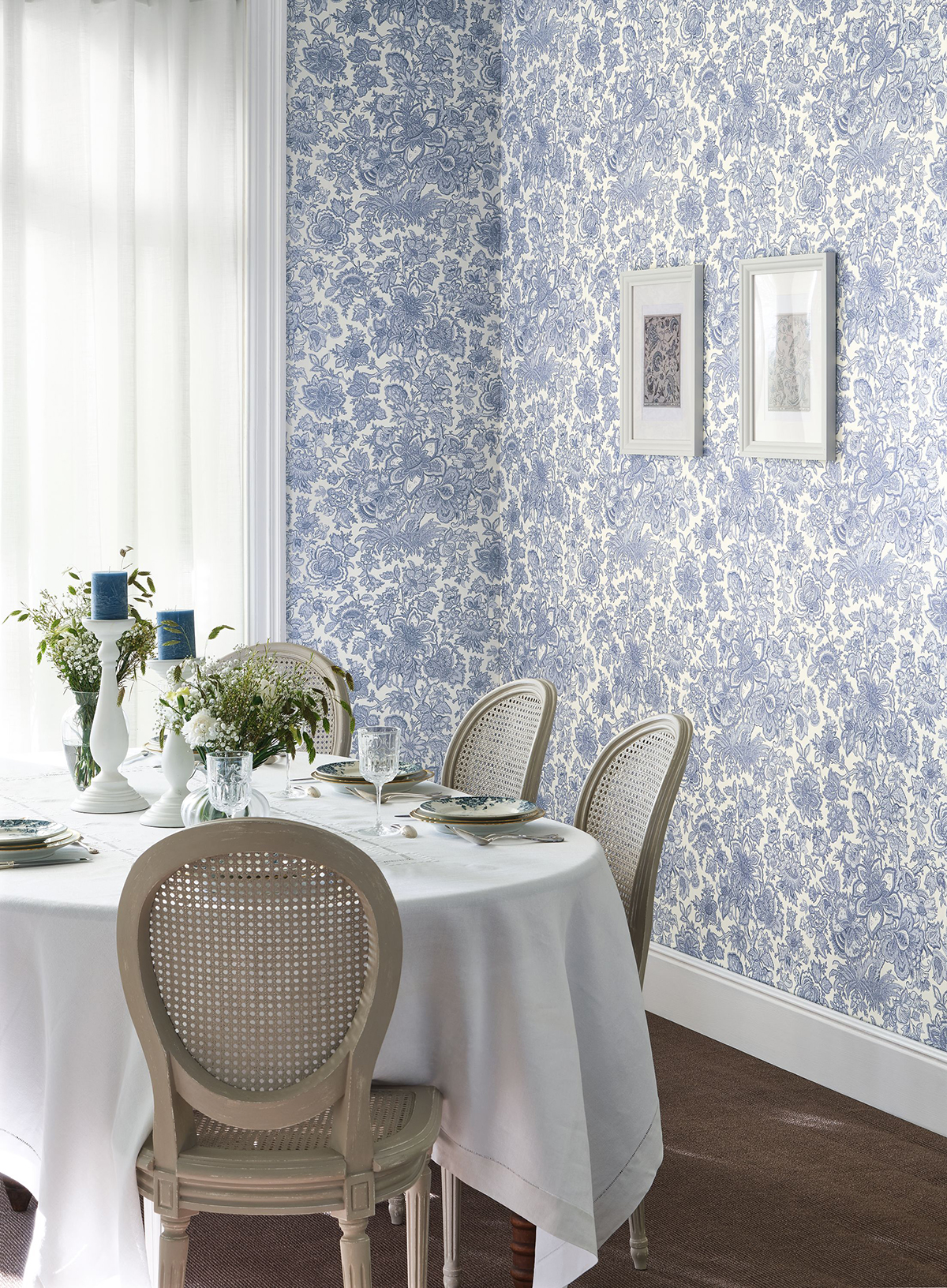 Papier peint Fleurs de Provence bleu faïence - Les Belles Toiles De Jouy de Casadéco AMBV | Réf. LBTJ87946252