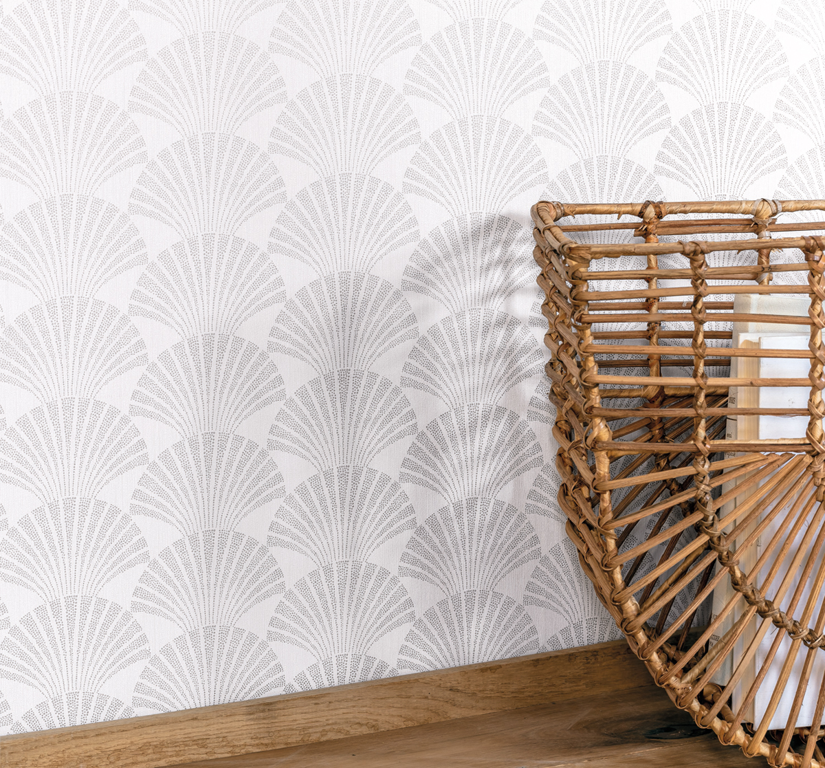 Papier peint art déco Palm Pearl craie/argenté - Scarlett de Casélio AMB | Réf. SRL100490198