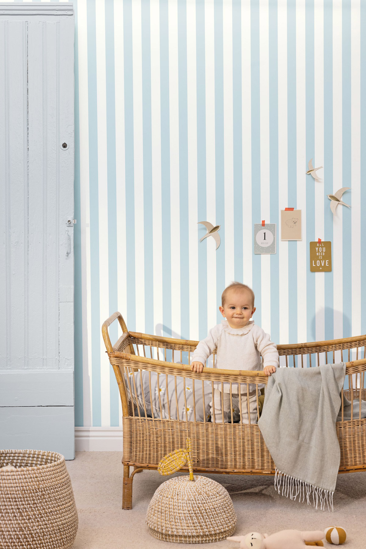 Papier peint Rayures Fines Lines bleu ciel - Basics de Casélio | Réf. BAI104036002