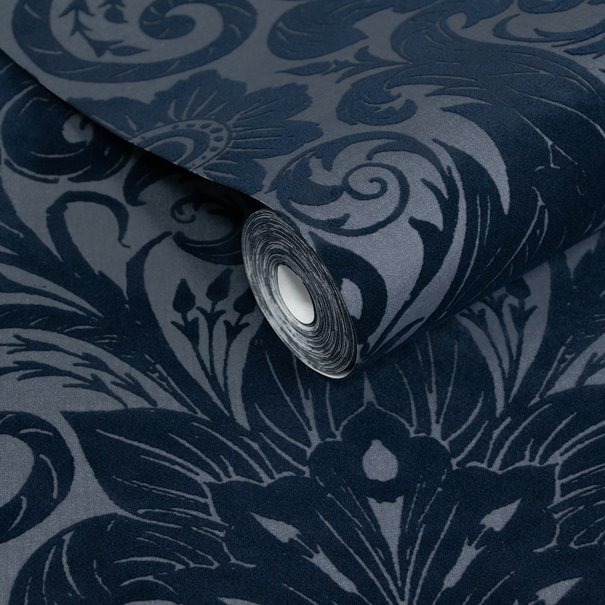 Papier peint Médaillon Floral Velours bleu marine - The Wall Llewelyn-Bowen de Lutèce | AMB2 Réf. LTC-LB25169