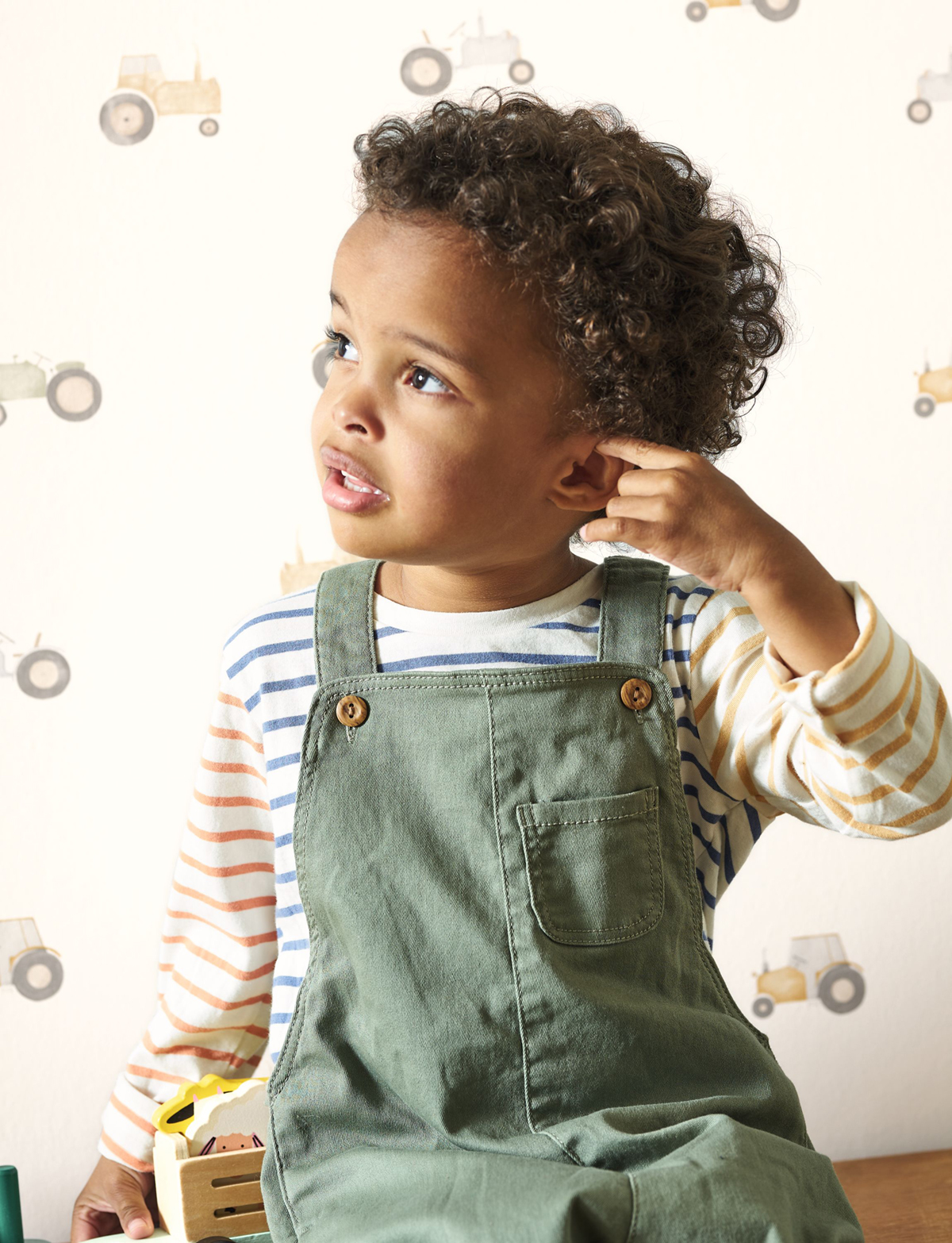 Papier peint Tracteur Vintage beige gris - Once Upon A Time de Casadéco AMB3 | Réf. OUAT88361974