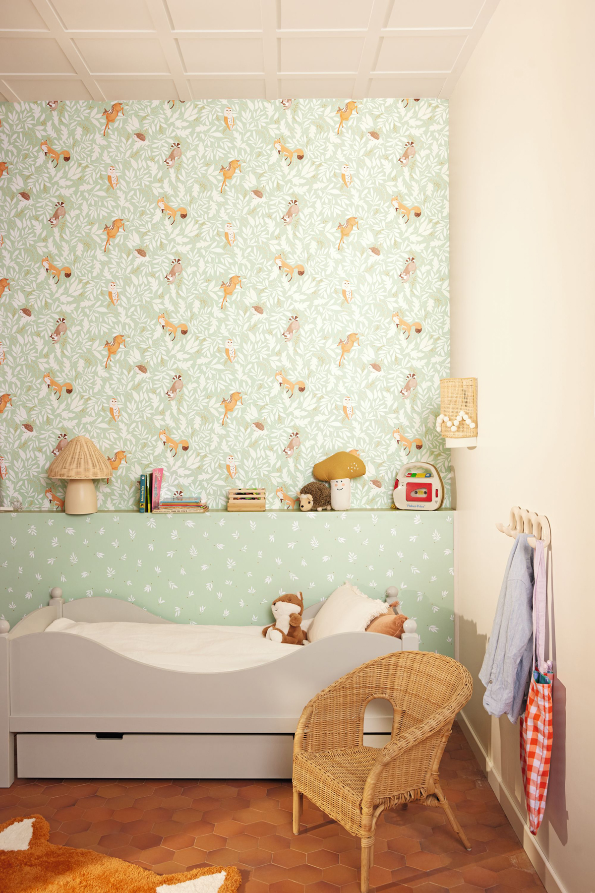 Papier peint Animaux Balade en Forêt vert amande - Les Minis Mondes de Casélio | Réf. MNM105747000