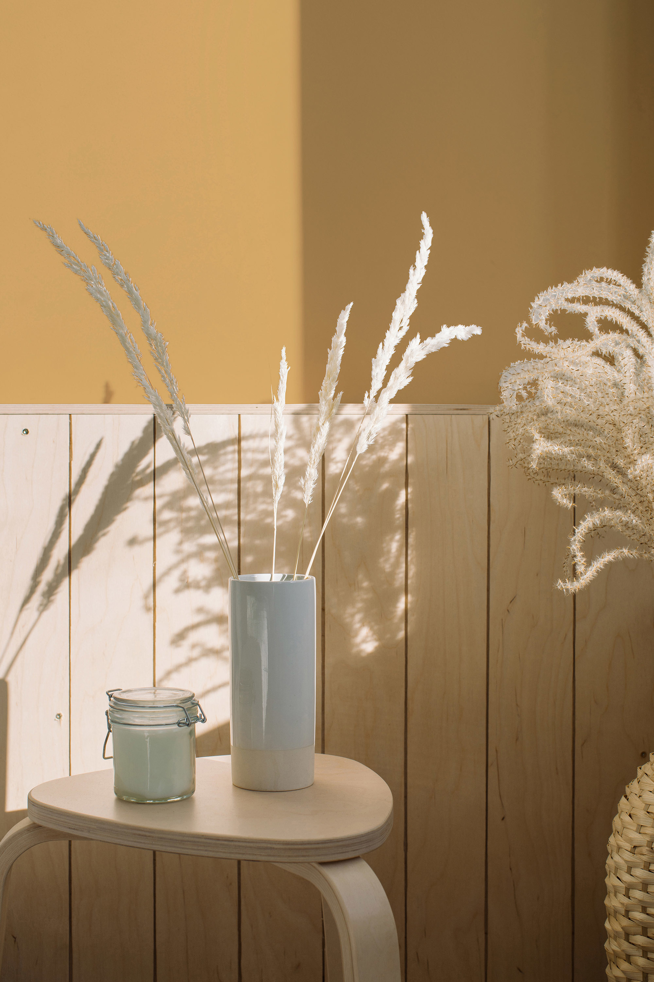 Photo numéro 2 d'une pièce avec un mur peint avec la peinture  Puro jaune sunny yellow - c8001