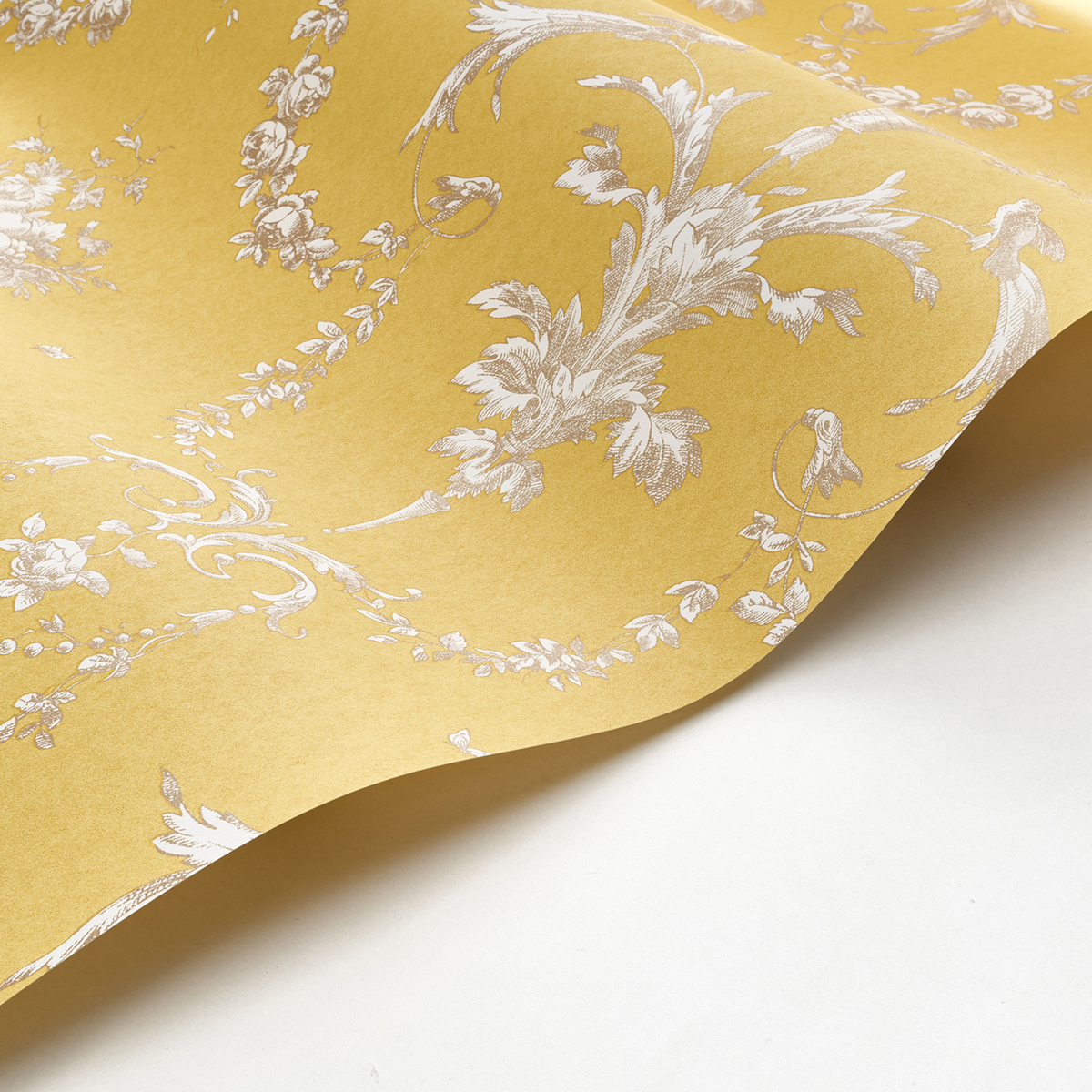 Papier peint Baroque et Oiseaux jaune soleil et doré - Les Belles Toiles De Jouy de Casadéco AMBV | Réf. LBTJ87922524