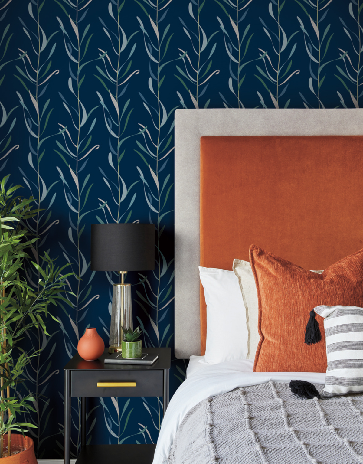 Papier peint Rayure Vigne de Chloé vert bleu indigo - Greenhouse de York (Initiales) | Réf. INI-GO8324