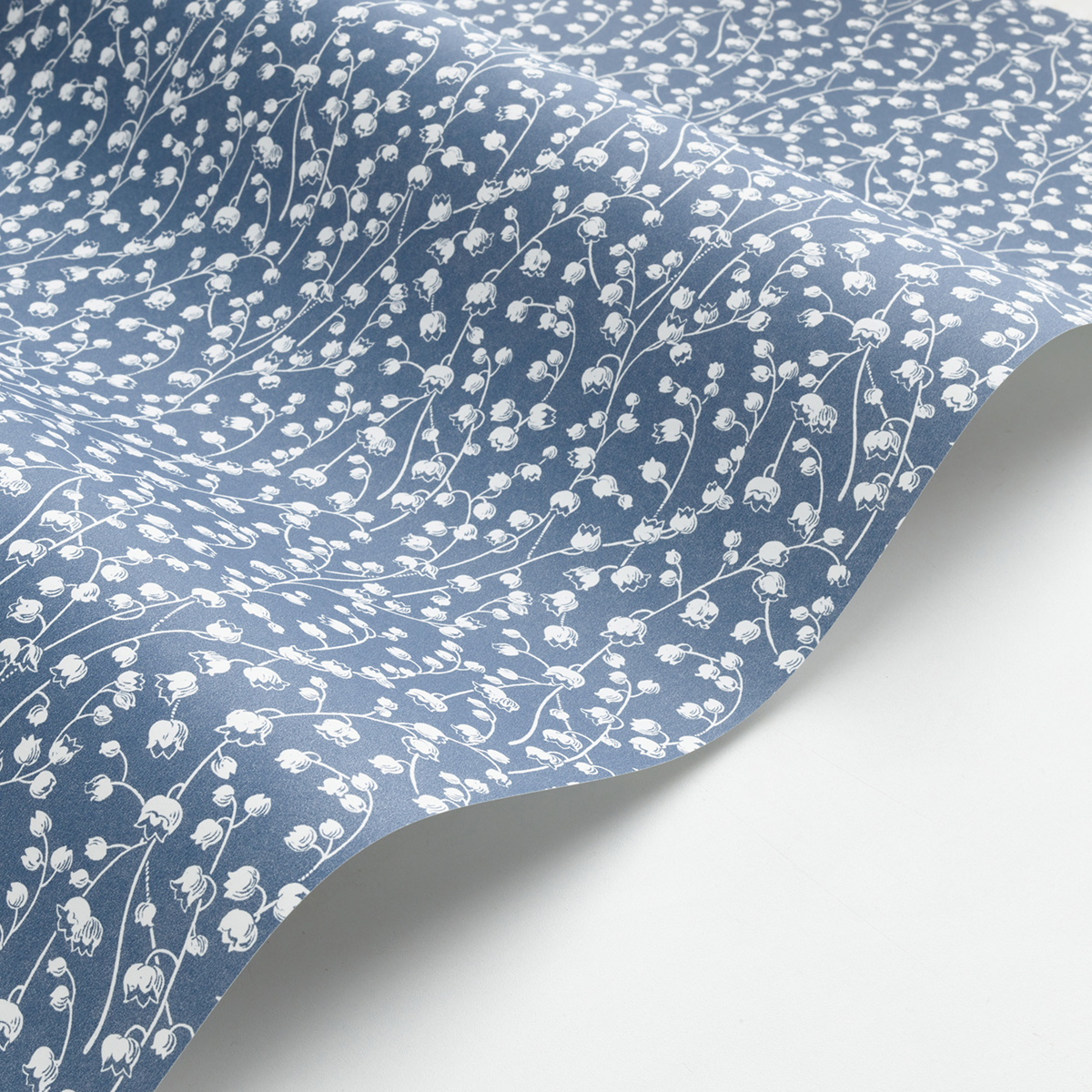 Papier peint Muguet Lily Of The Valley bleu marine - Flower Market de Casadéco AMB4 | Réf. FLOM89246435