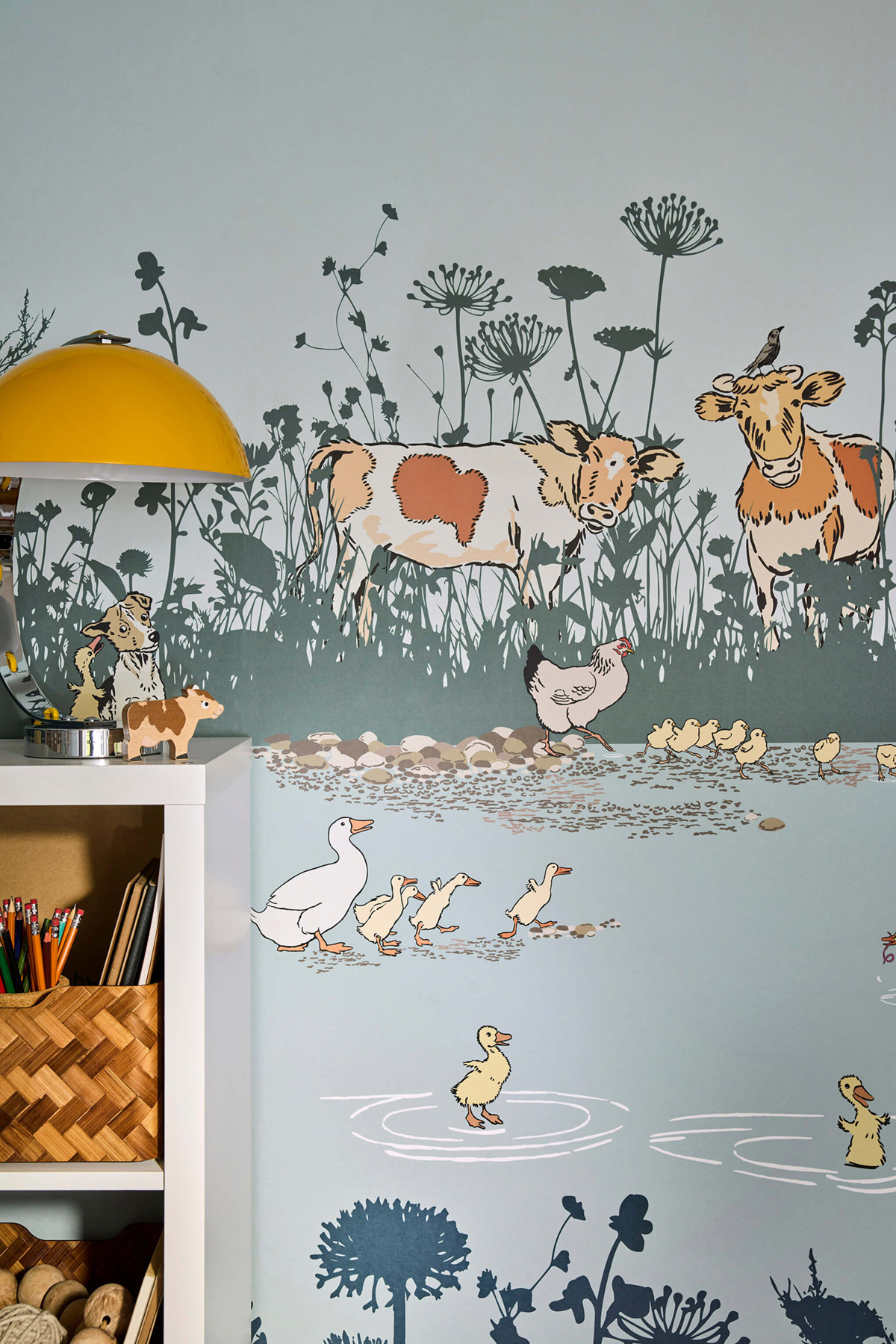 Papier peint Vache et Poussin Riverside Capers Moo - Storybook Papers de Little Greene AMB2 | Réf. 0231RIMOOZZ
