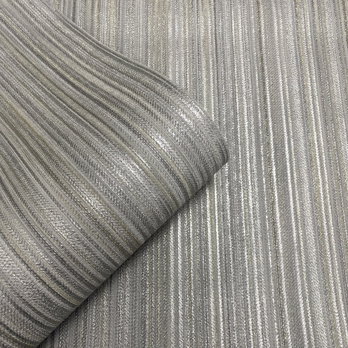 Papier Peint Rayure Tissée Paillettes gris doré - Venezia d'Ugépa AMB3| Réf. UGP-M66519