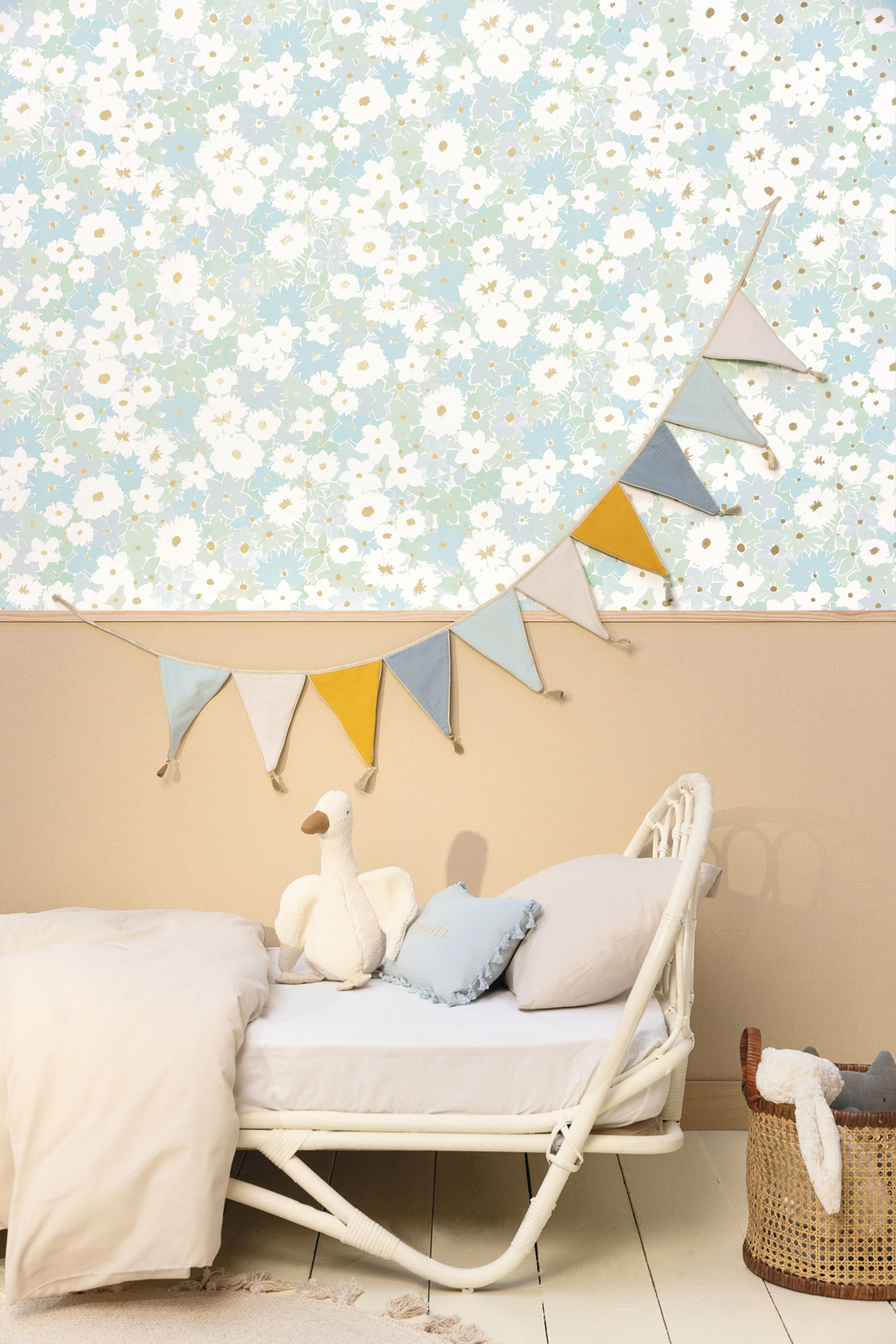 Papier peint Fleur Enfant Flora bleu vert doré - Let's Go Girls! de Casélio | Réf. LGG104416659