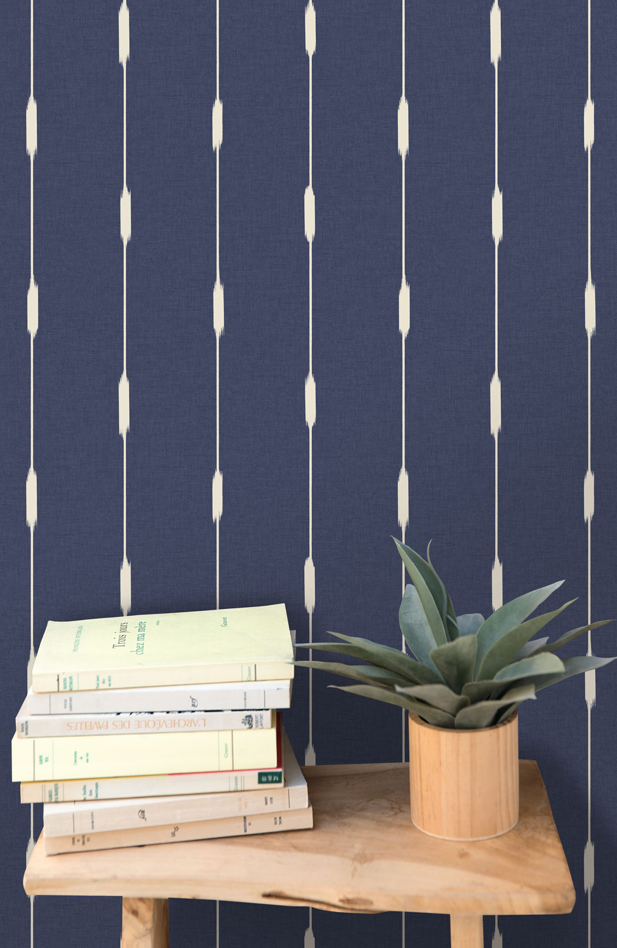 Papier peint Lignes Ikara bleu nuit - Blue Shades de Casélio | Réf. BLS107776110