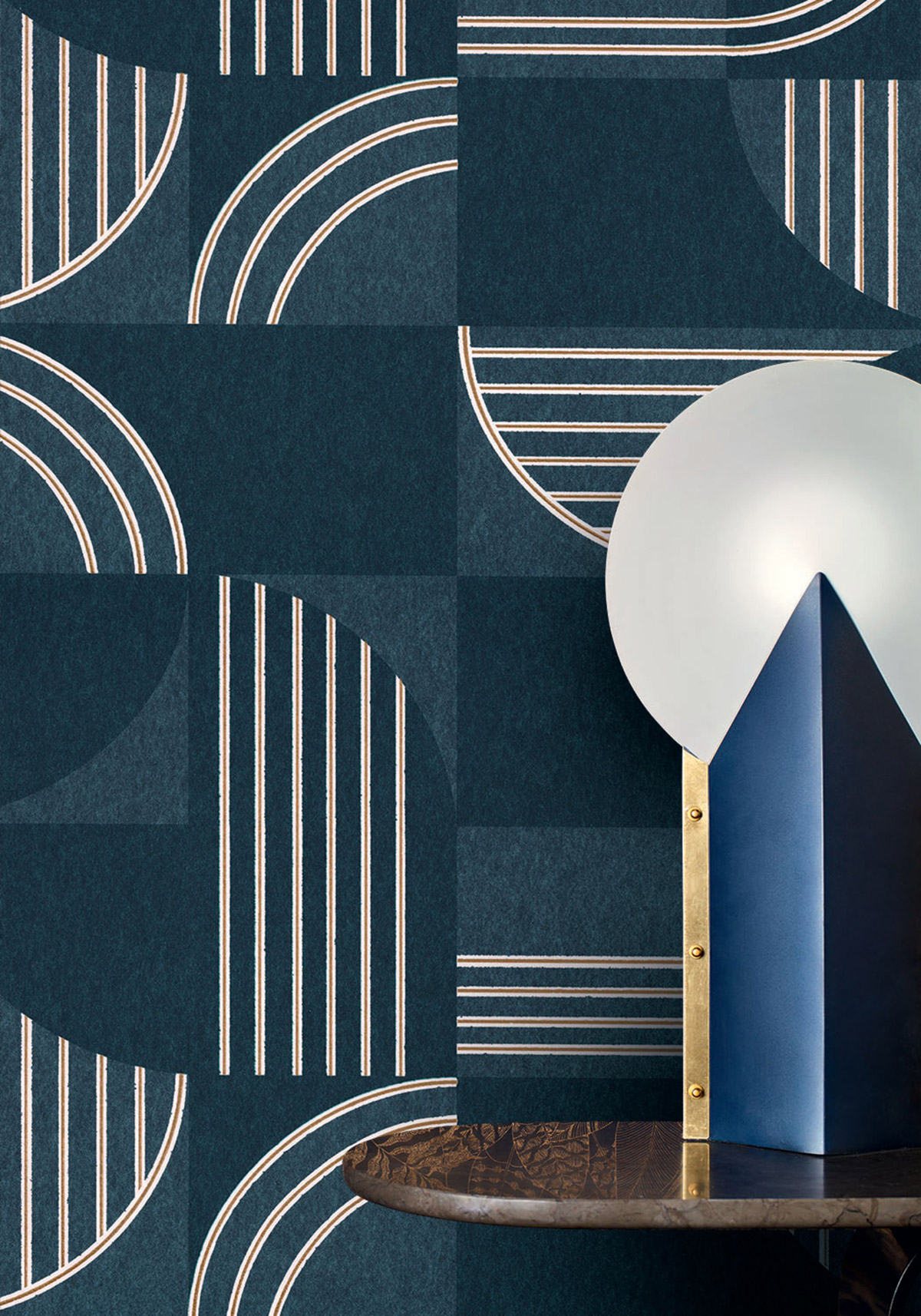 Papier peint Vintage Années 30 marine doré - Faubourg des Lumières de Casamance | Réf. CAS-76271528