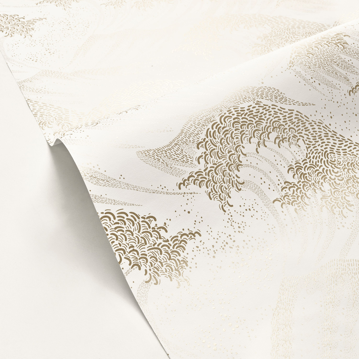 Papier peint Vague Japonisante Waves blanc doré - Moonlight 2 de Casélio AMBV | Réf. MLGT104360262