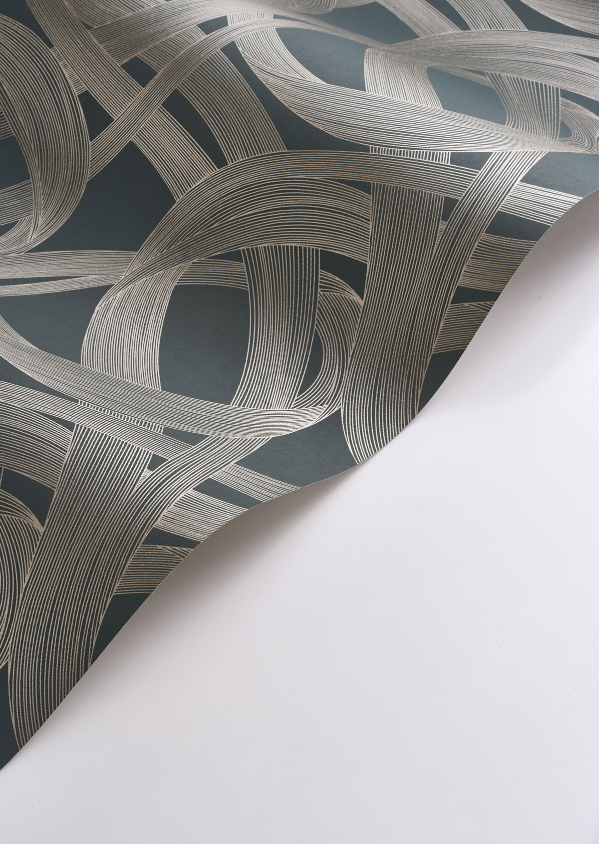 Papier peint Tracés Illusion Shimmy bleu pétrole argenté - Années Folles de Casadéco AMBV | Réf. ANFO201066155