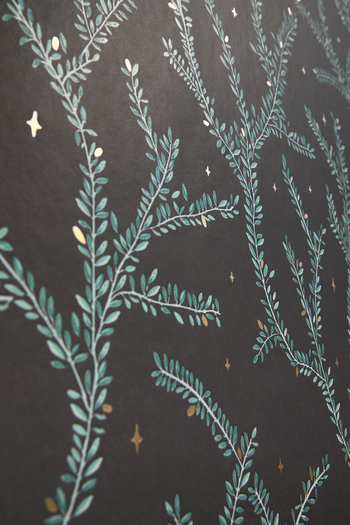 Papier peint Etoile et Feuillage Little Woods noir et doré - La Forêt de Casélio | Réf. FRT102947983