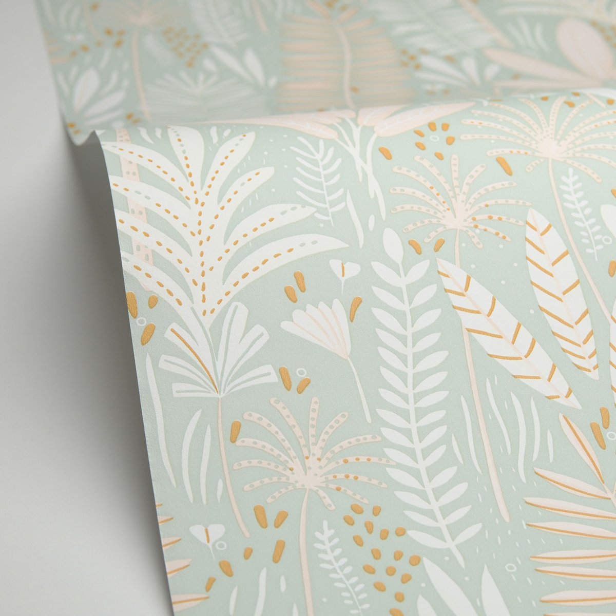 Papier peint Feuillage Herbe Folle vert amande - Les Minis Mondes de Casélio AMBV | Réf. MNM105727010