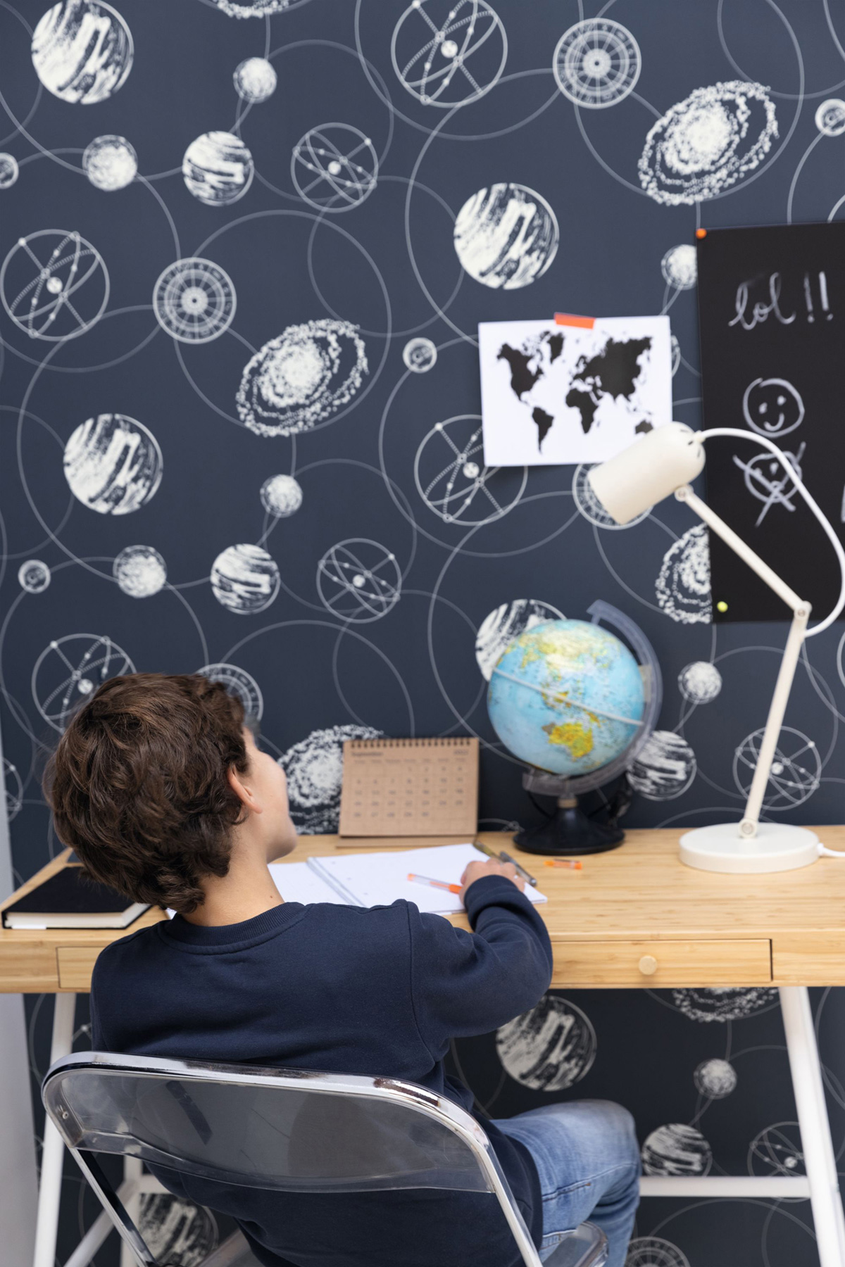 Papier peint Planète Just Fly bleu marine - Young & Free de Casélio | Réf. YNF103259124