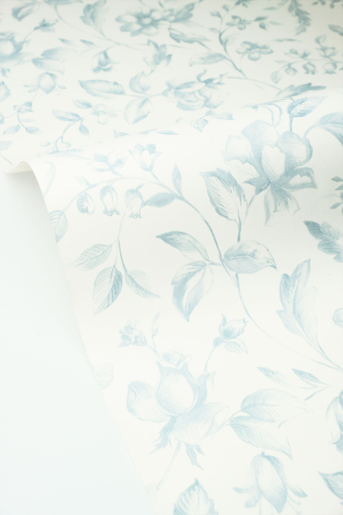 Papier peint Porcelaine Fleurie Pastelia bleu céleste - Blue Shades de Casélio VAGUE | Réf. BLS107506000