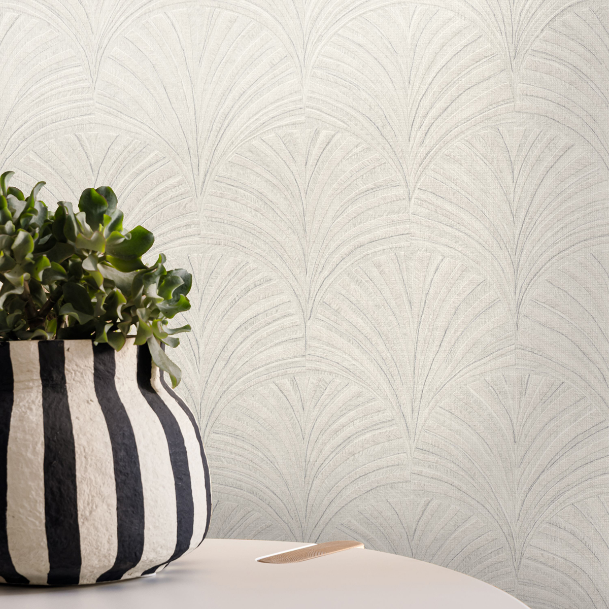 Papier peint Art Déco Vibration blanc argenté - Symphony de Casélio | Réf. SYM107030095