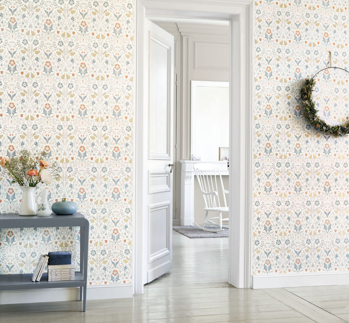 Papier peint Fleuri Anglais Archibald bleu fumée - Arts & Crafts de Casadéco AMB2 | Réf. ARCR86336105
