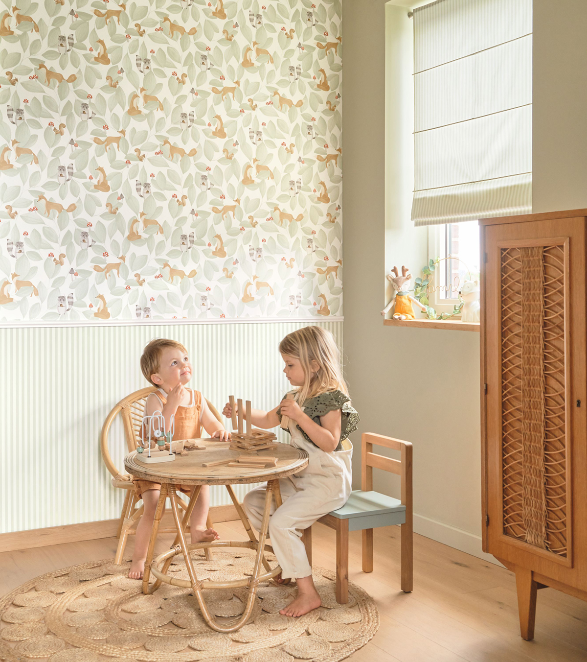 Papier peint Forêt Renard Woodland Friends vert amande - Once Upon A Time de Casadéco | Réf. OUAT88277253