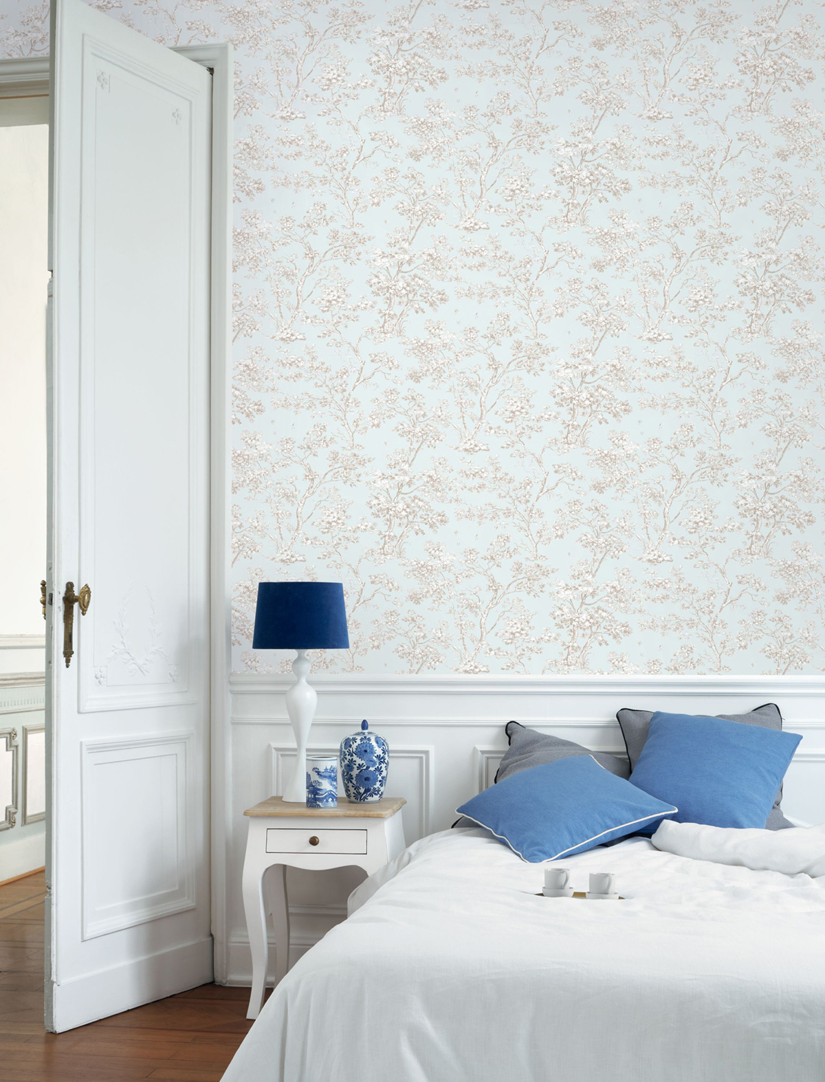 Papier peint Arbre bleu doux - Les Belles Toiles De Jouy 2 de Casadéco | Réf. BTJD81526106