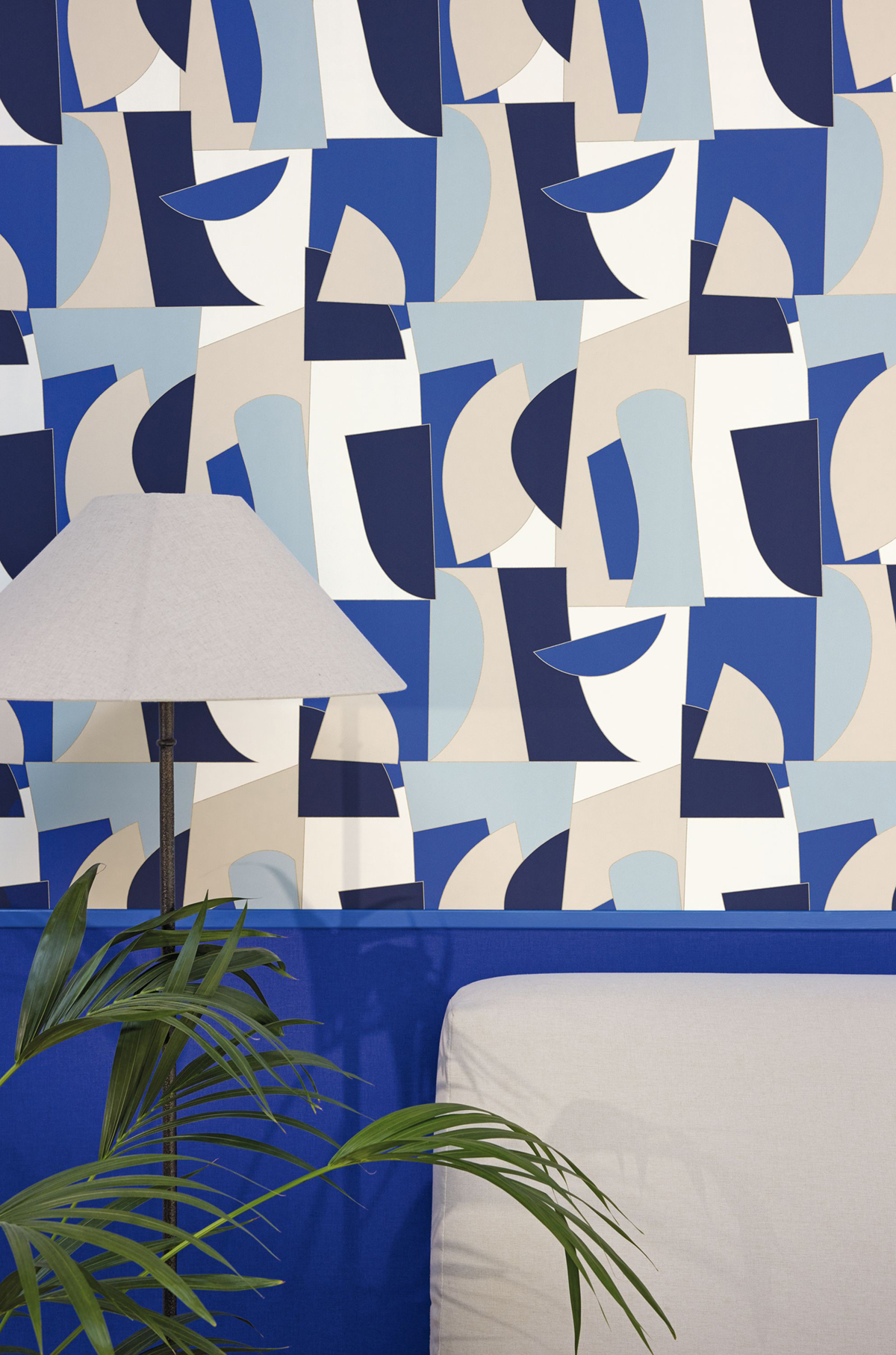 Papier peint Graphique Figures bleu électrique doré - Outlines de Casélio AMB2 | Réf. OTLS105011633