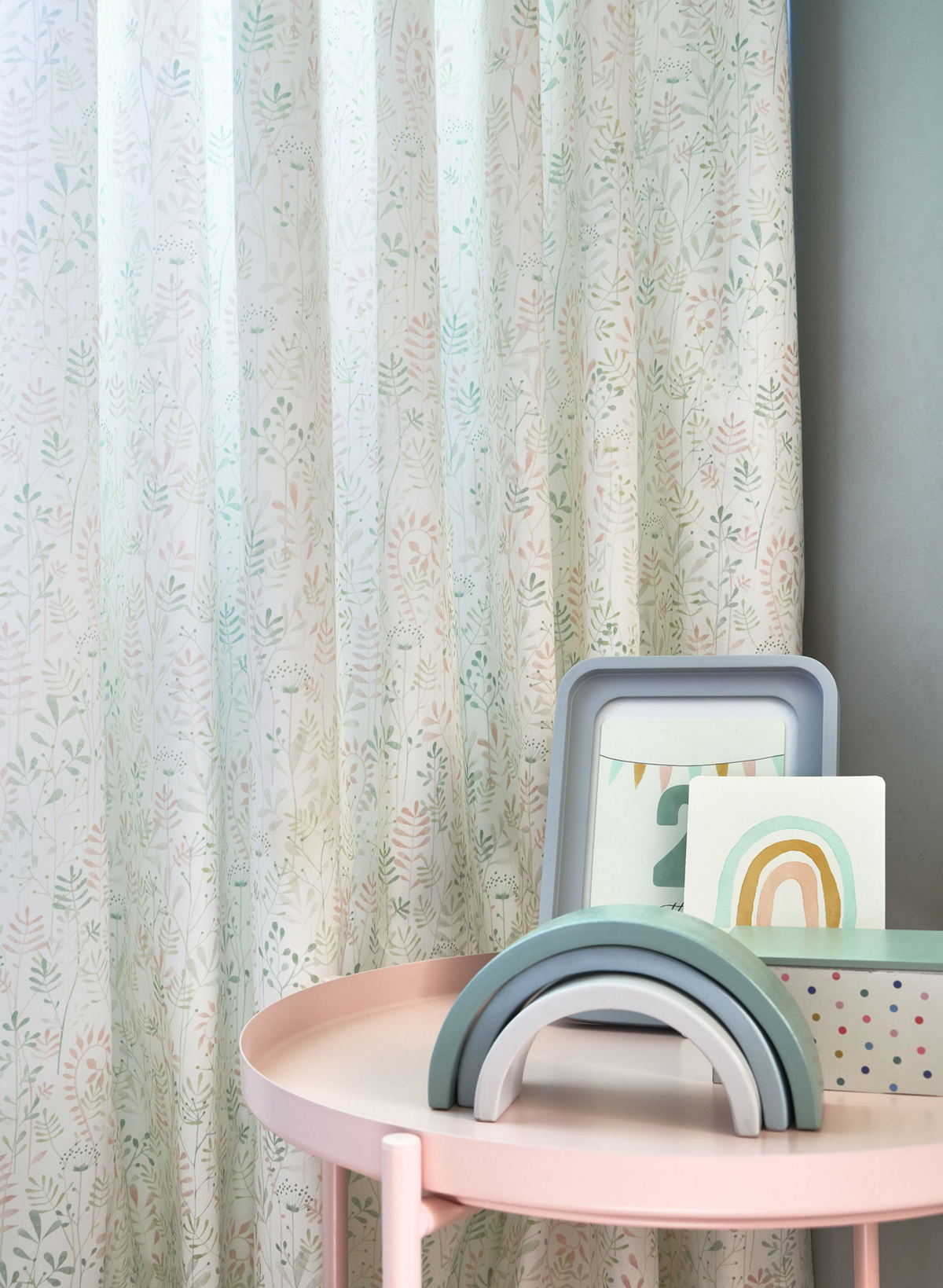 Tissu Feuillage Enfantin vert amande rose - Once Upon A Time de Casadéco | Réf. OUAT88507451