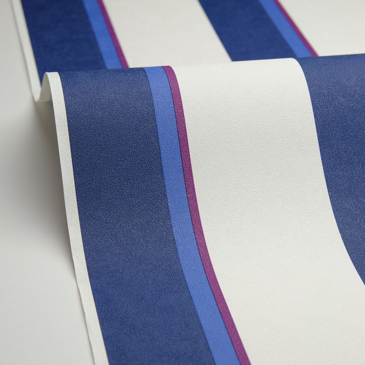 Papier peint Rayure Linéaire bleu aubergine - Graphic de Casélio AMBV | Réf. GPC105530564