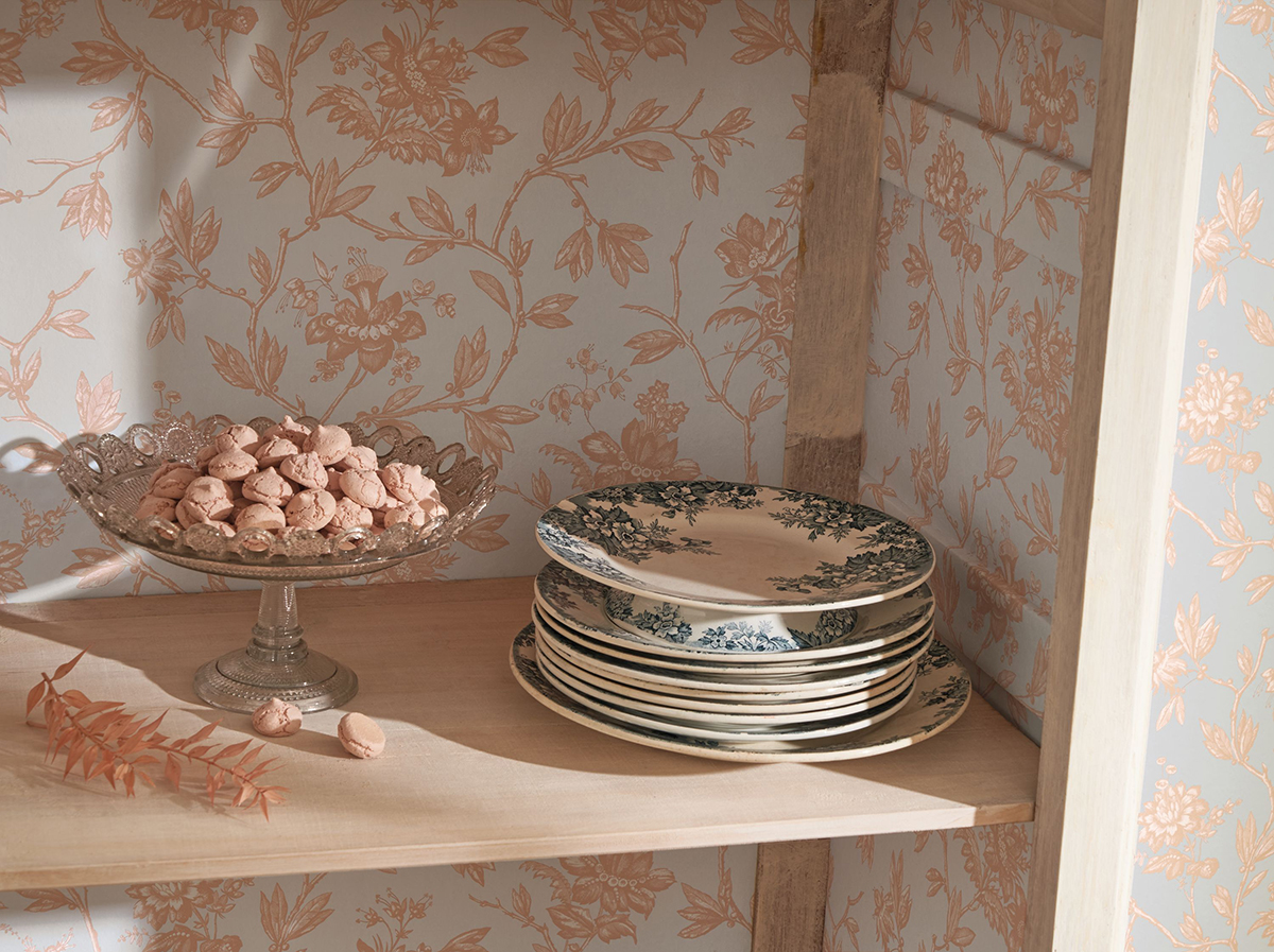 Papier peint Fleurs Romantiques rose pêche - Les Belles Toiles De Jouy de Casadéco | AMB Réf. LBTJ87964215