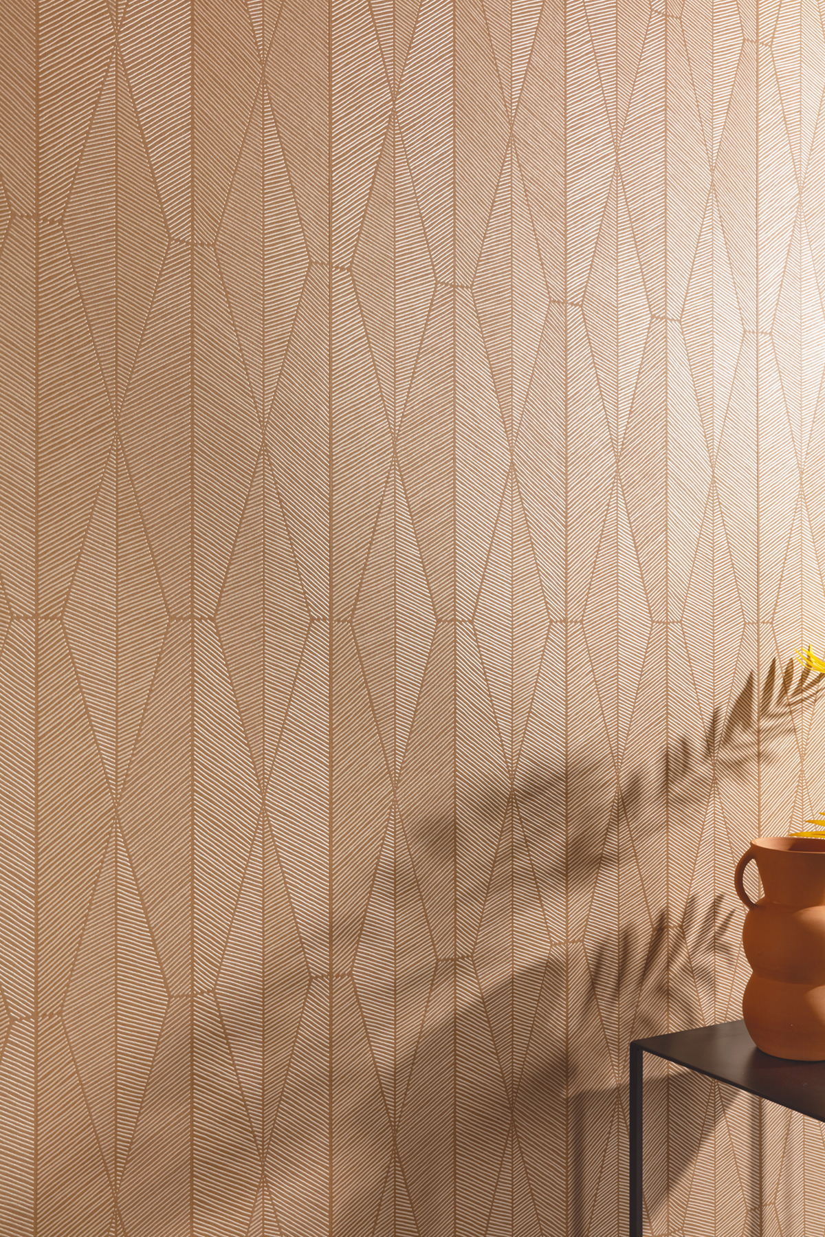 Papier peint Losange Ethnique Ari terracotta rosé métallisé - Mysa de Masureel | Réf. MAS-YSA304