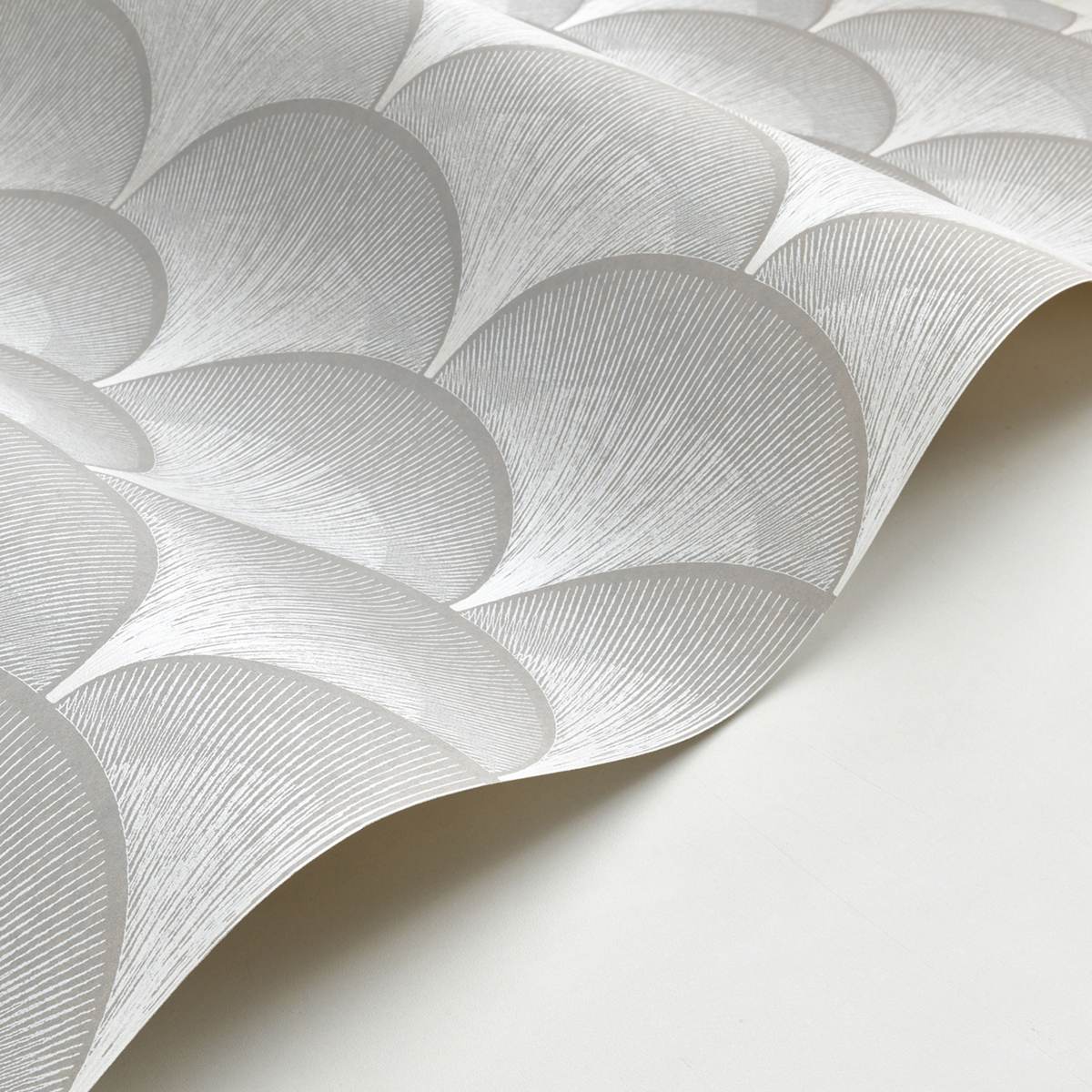 Papier peint Plume de Paon Broadway taupe nacré - Twenties de Casadéco AMBV | Réf. TWNT88661515