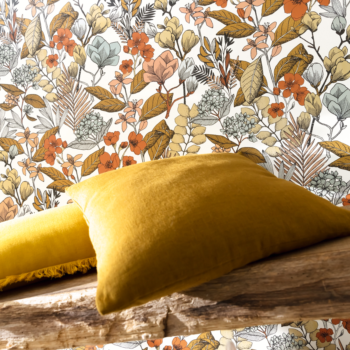 Papier peint Herbier Fleuri May ocre - Flower Power de Casélio AMB | Réf. FLP101857241