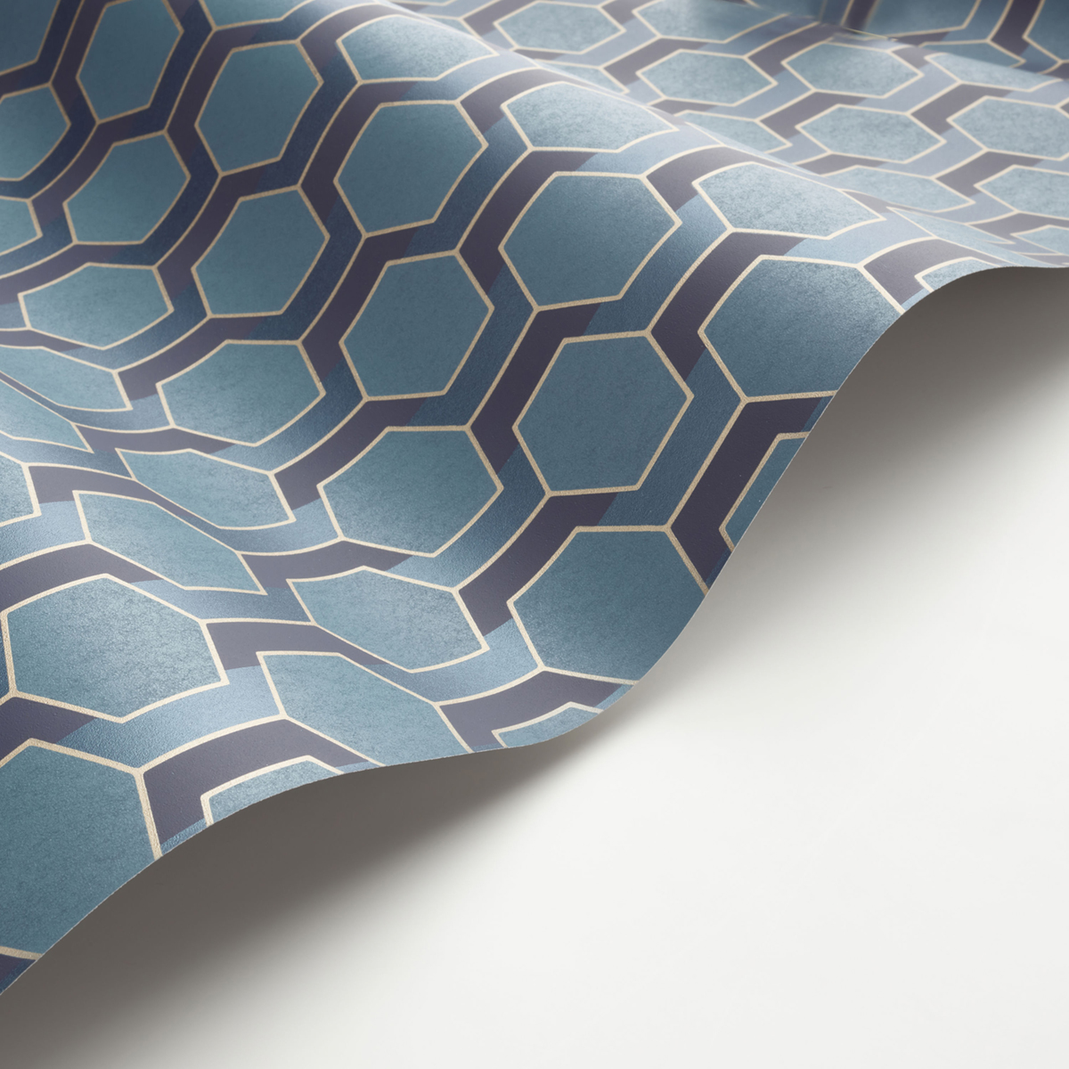 Papier peint Art Déco Hamilton bleu paon irisé - Derby de Casadéco AMBV | Réf. DERB89306914